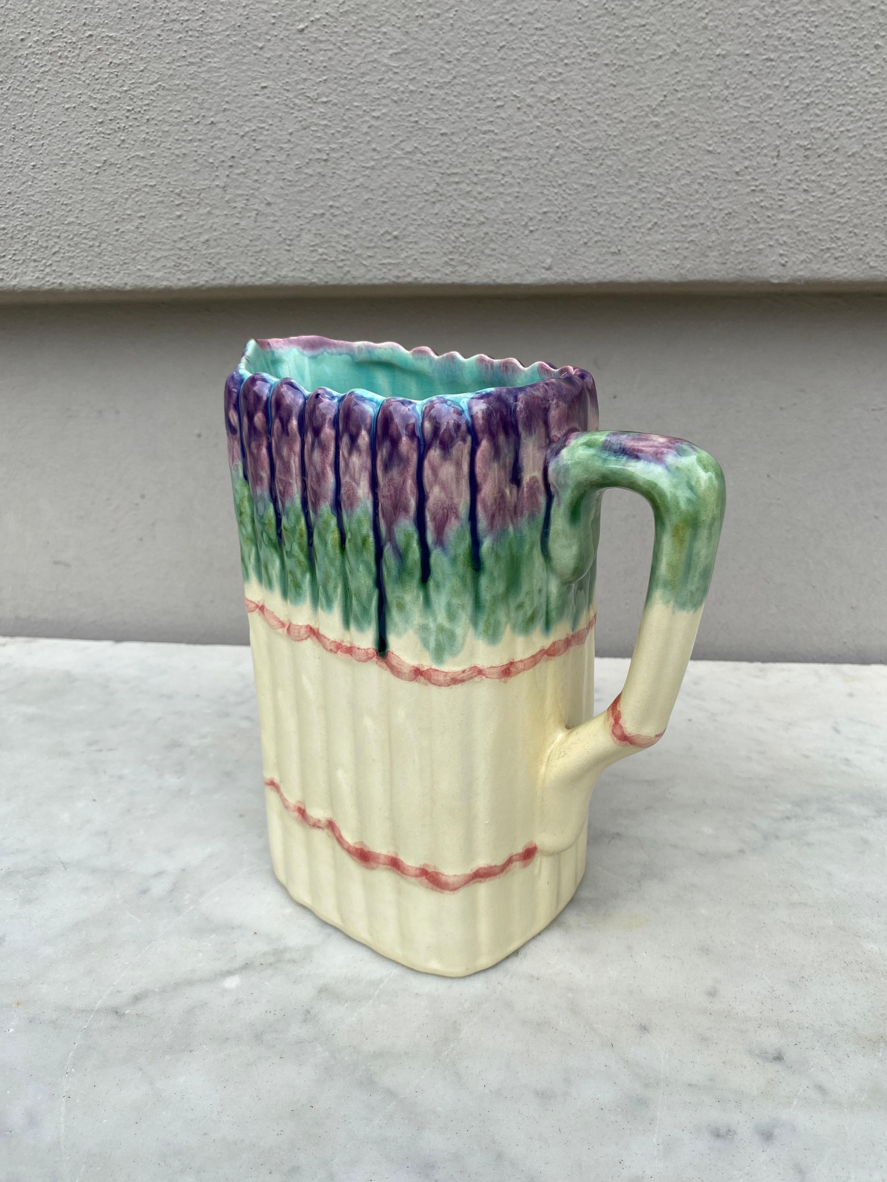 Pichet à asperges en majolique française vers 1930 Bon état - En vente à Austin, TX