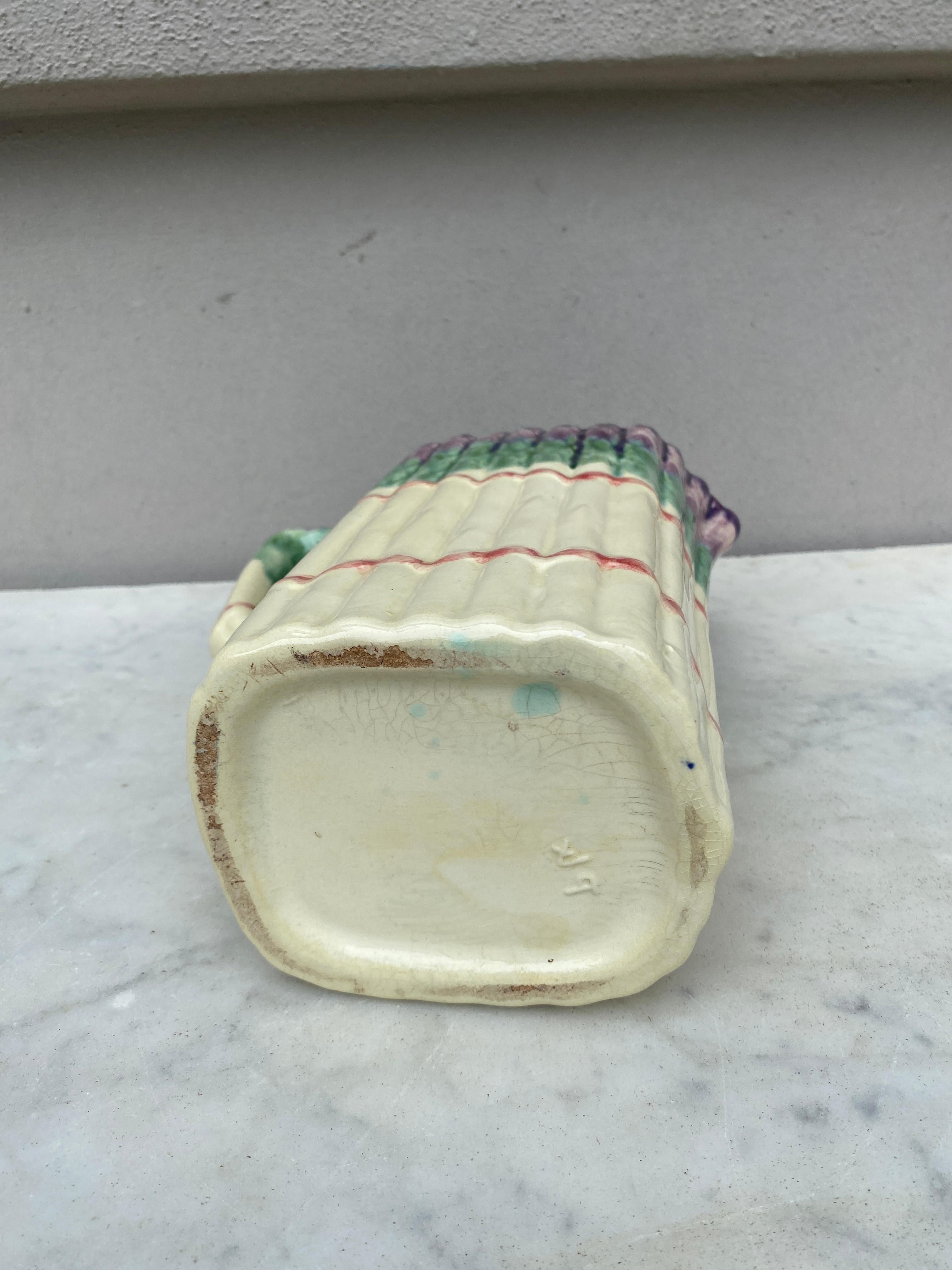 Céramique Pichet à asperges en majolique française vers 1930 en vente