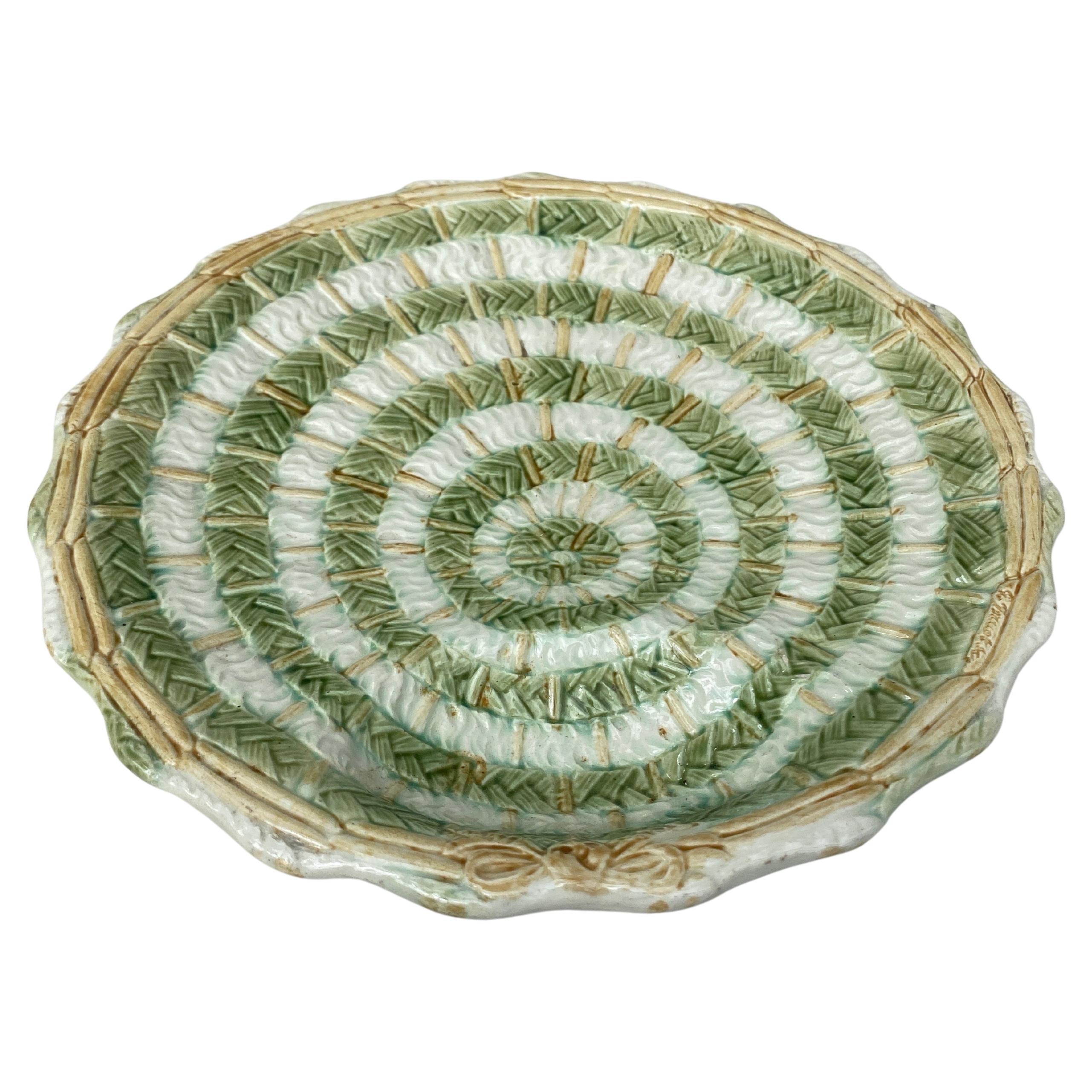 Plato de espárragos de mayólica francesa de hacia 1890.
Modelo raro.
10
