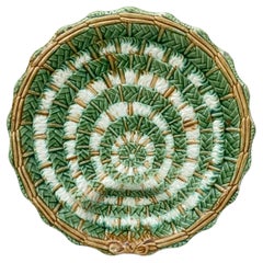 Assiette à asperges en majolique française, vers 1890