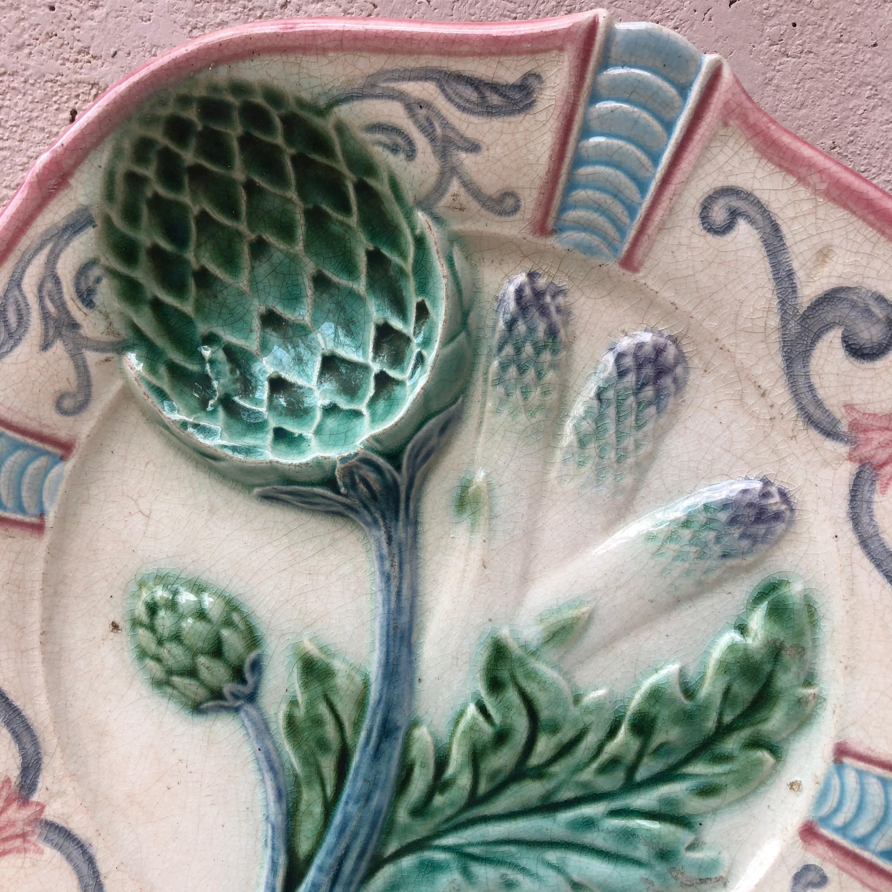 French Majolica asparagus plate fives Lille, circa 1890.
Decorated with an artichoke and a mask with leaves.