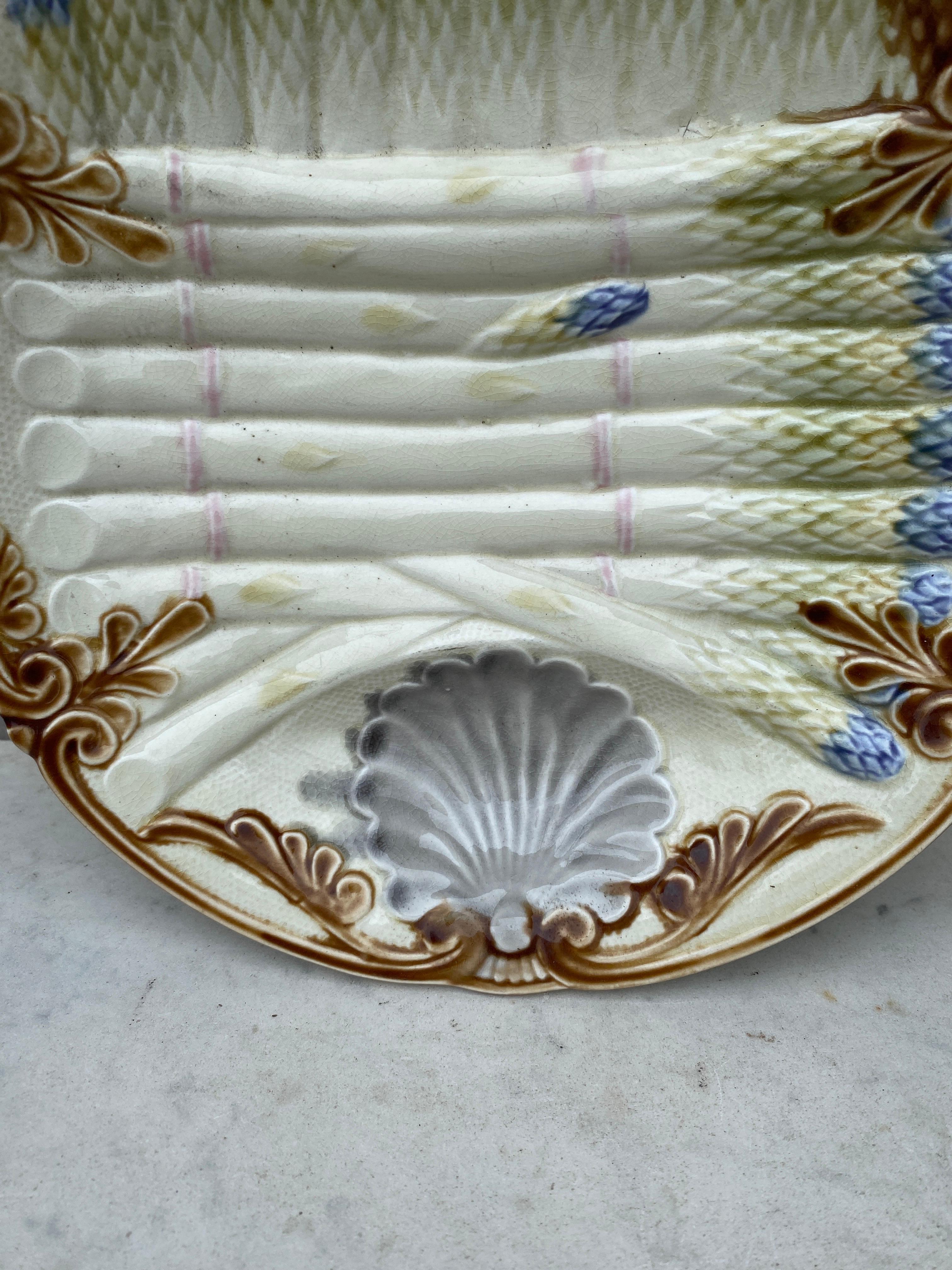 Rustique Assiette à asperges en majolique française Onnaing, vers 1890 en vente