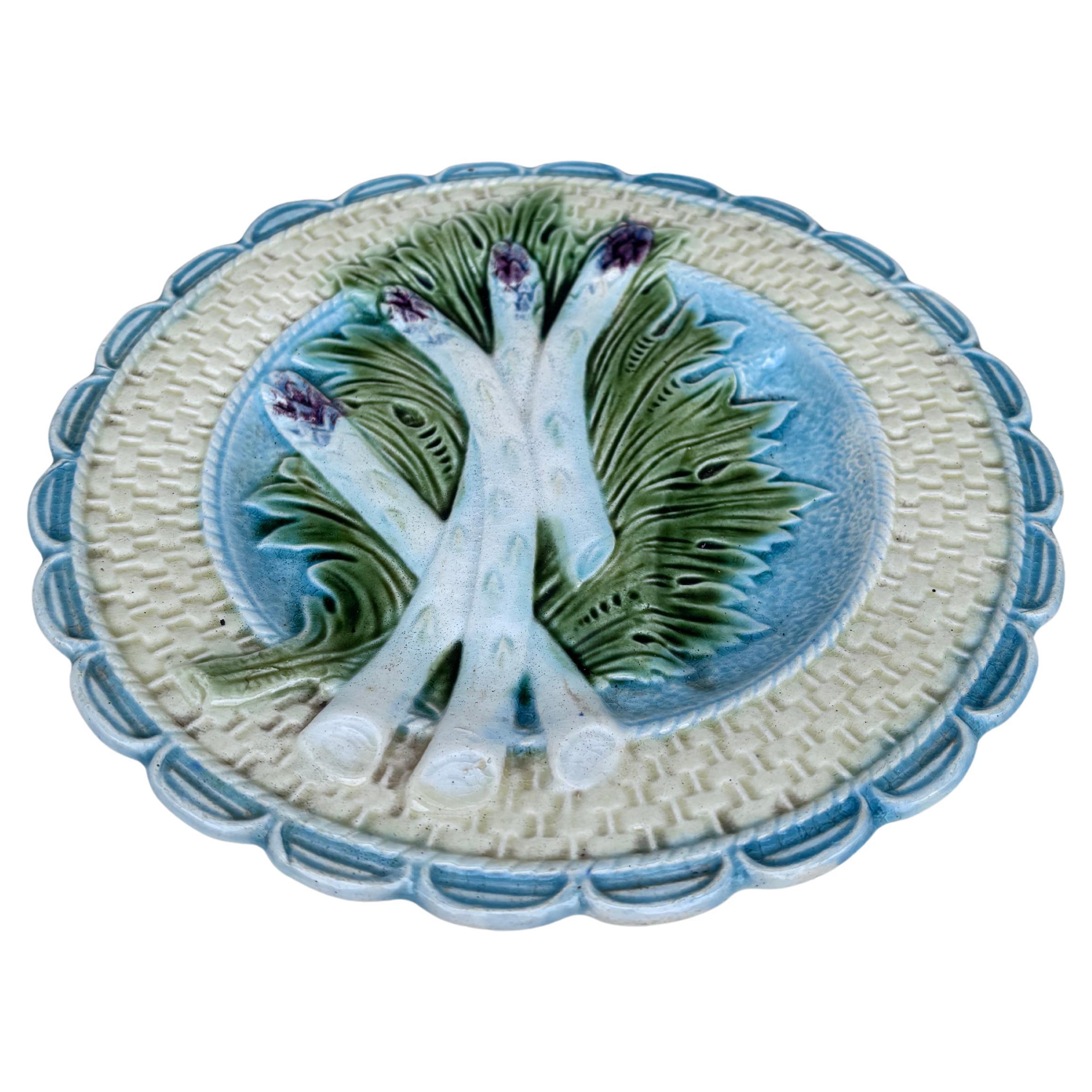 Piatto in maiolica colorata con asparagi e carciofi Salins, 1890 circa.
  