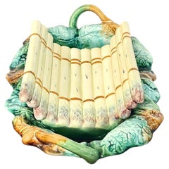 Französische Majolika-Servierplatte mit Spargelmotiv, um 1880