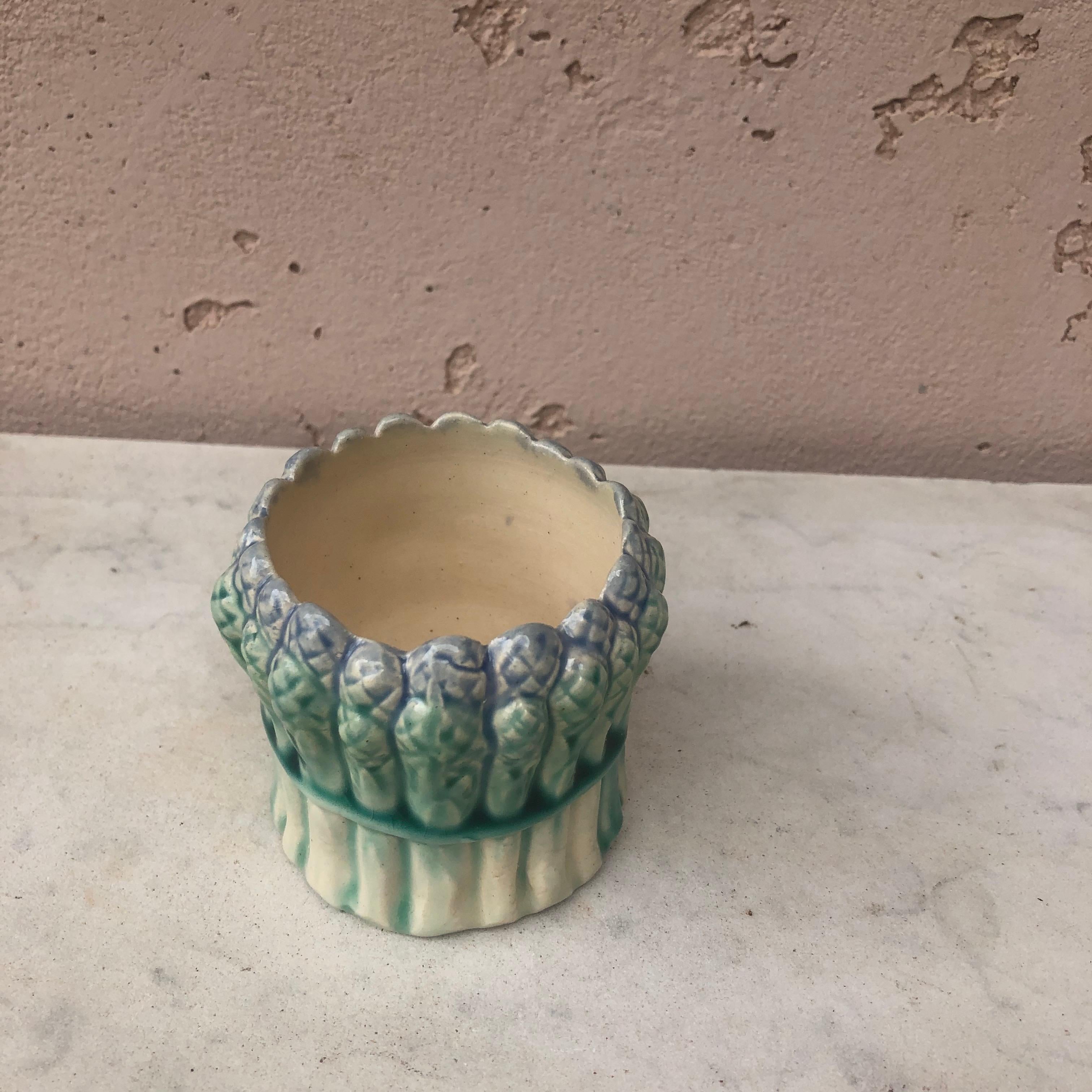 French Majolica asparagus vase who represented a bunch of asparagus, circa 1900.
The asparagus set with plates and servers was very popular at the end of 19th century in France. However they rarely represented on pieces of forms as vase, bank or