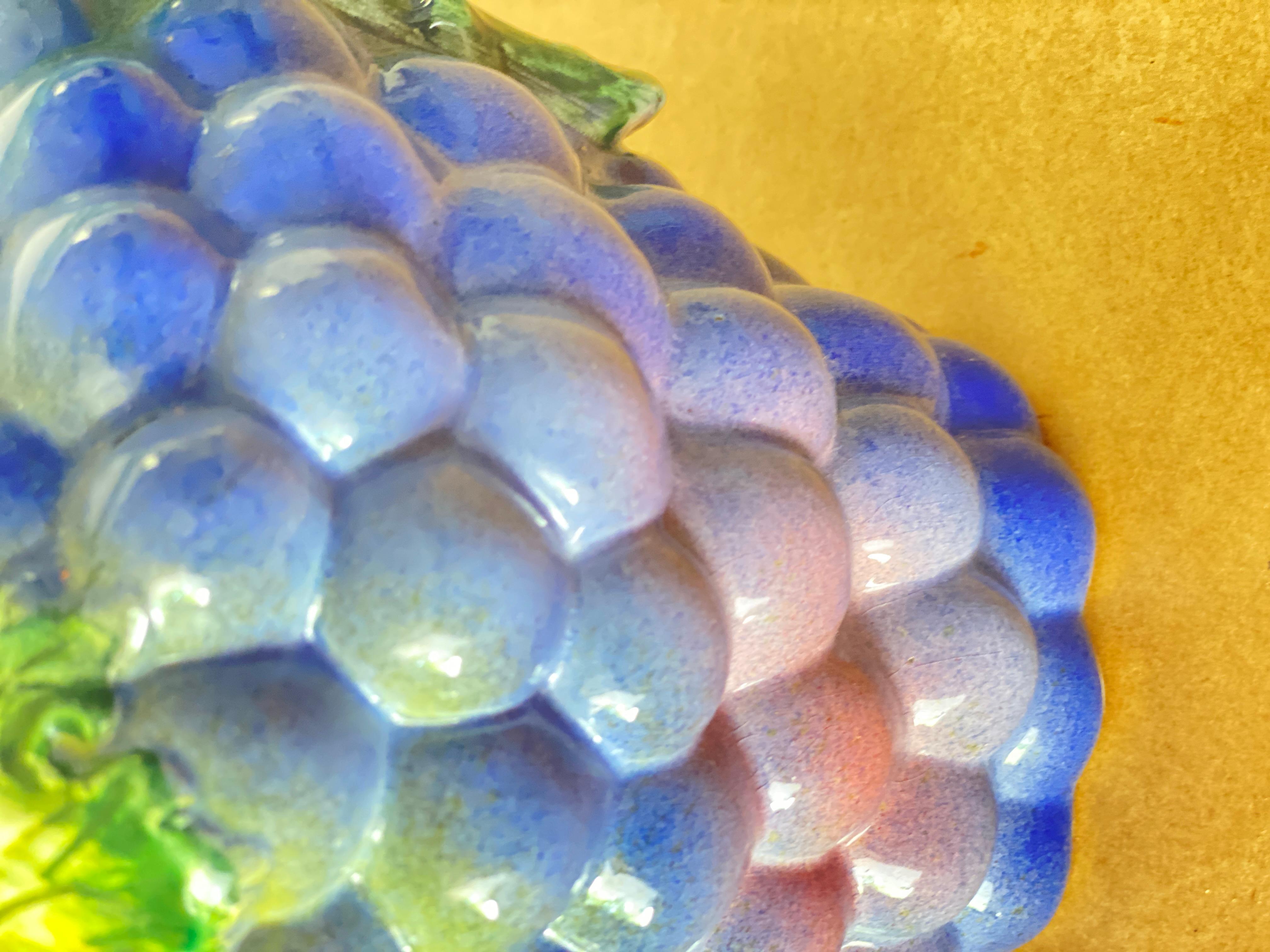 Brocca francese Barbotine Grapes, che presenta la ricca colorazione e lo smalto indicativi della lavorazione di questo delizioso oggetto. Queste bellezze donano un'atmosfera country e francese a qualsiasi ambiente. Ottime condizioni. C. XX secolo.