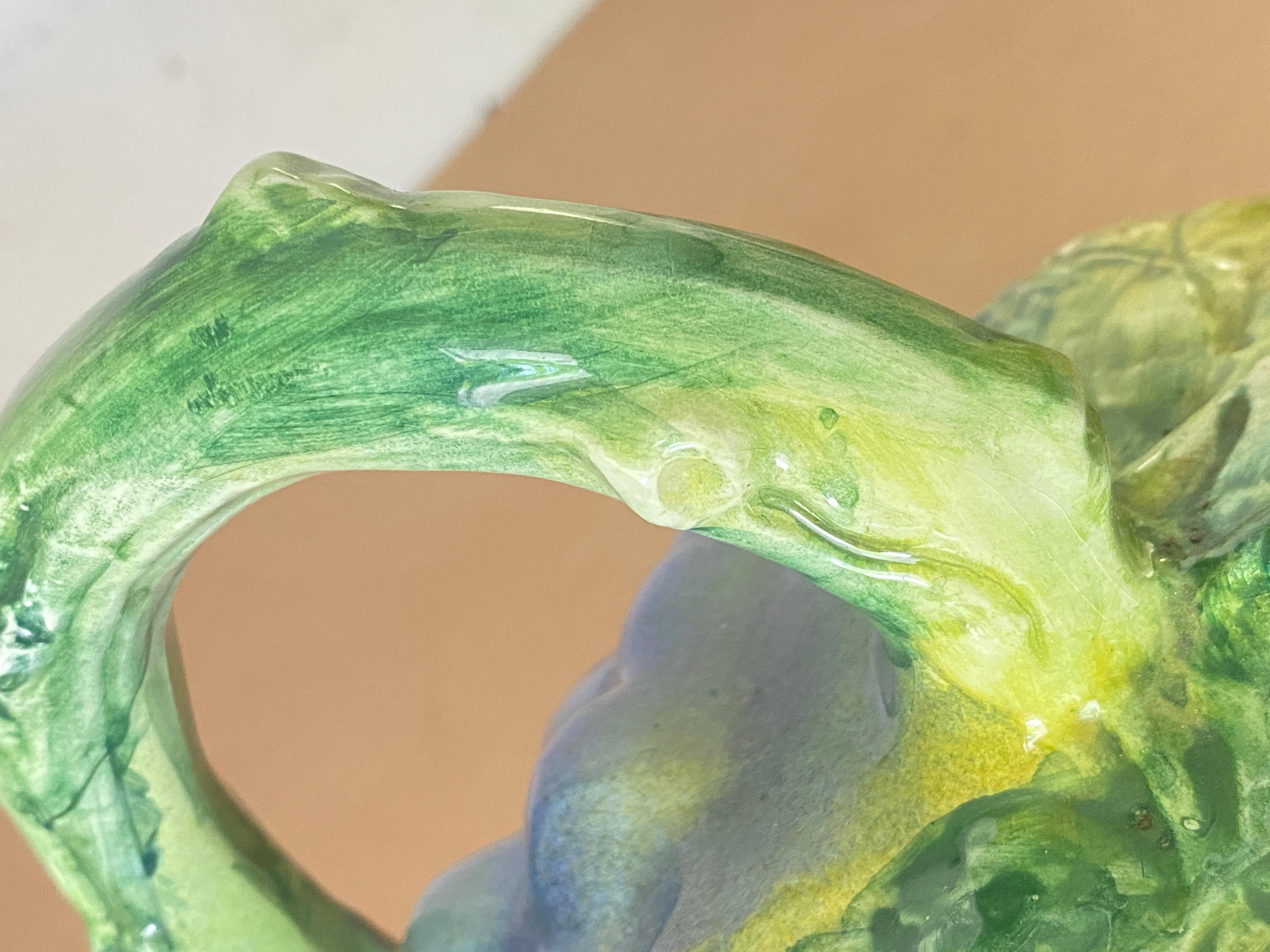 Dipinto a mano Brocche d'uva in maiolica francese Barbotine, colore viola e verde, 20° secolo in vendita