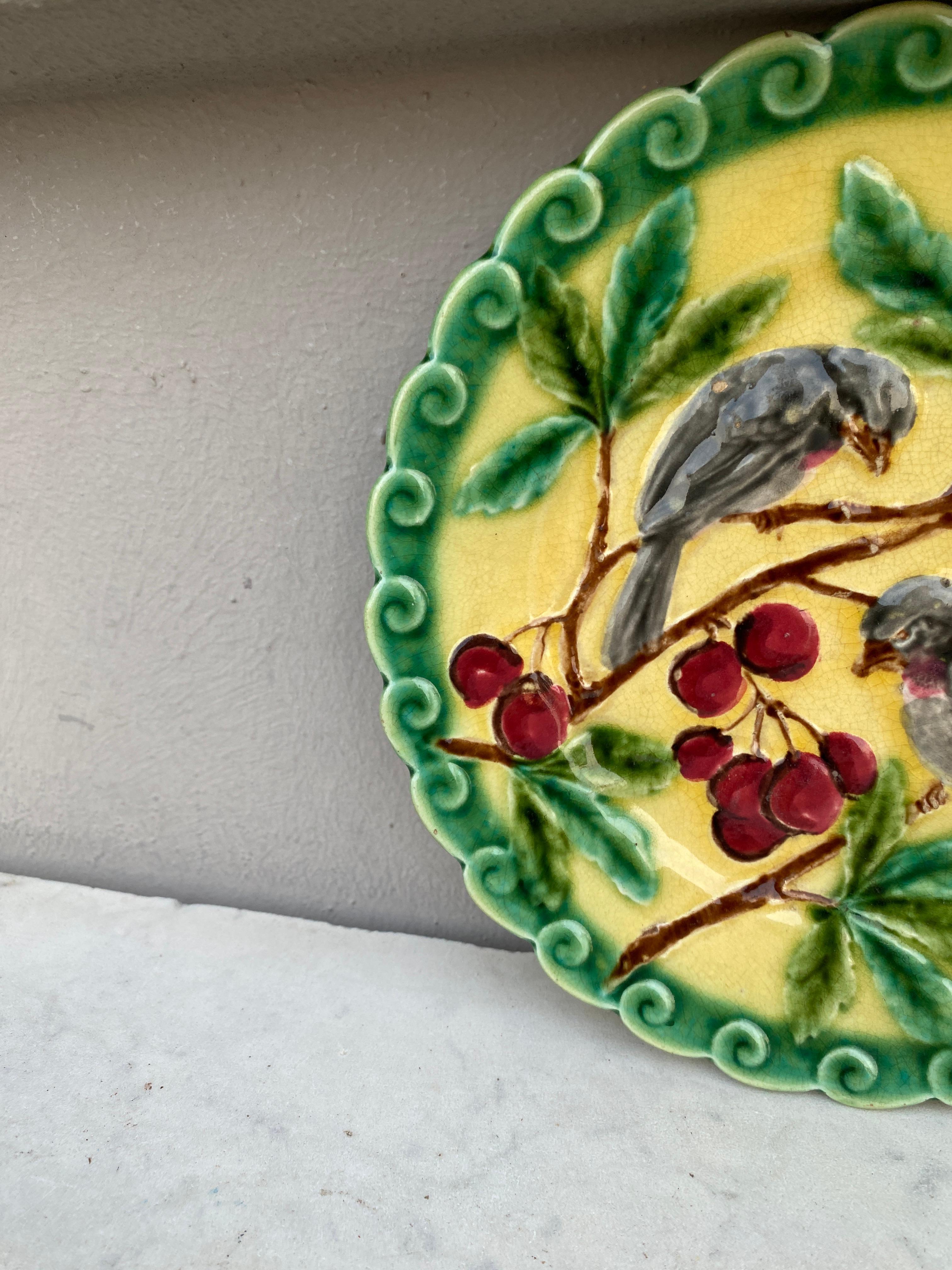 Assiette en majolique française à l'oiseau et aux cerises, Sarreguemines, vers 1880.