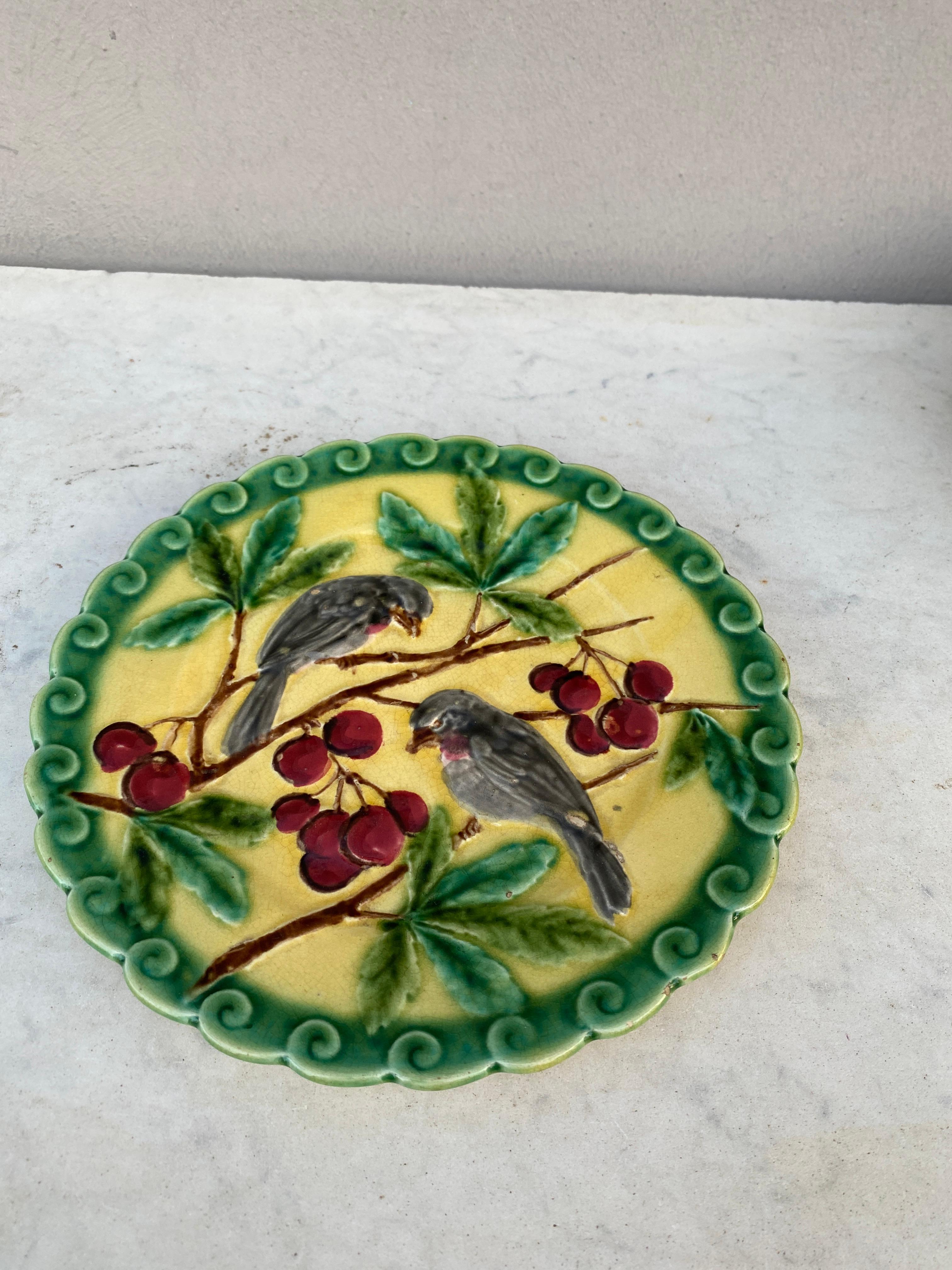 Rustique Assiette en majolique française en forme d'oiseau et de cerises Sarreguemines, datant d'environ 1880 en vente