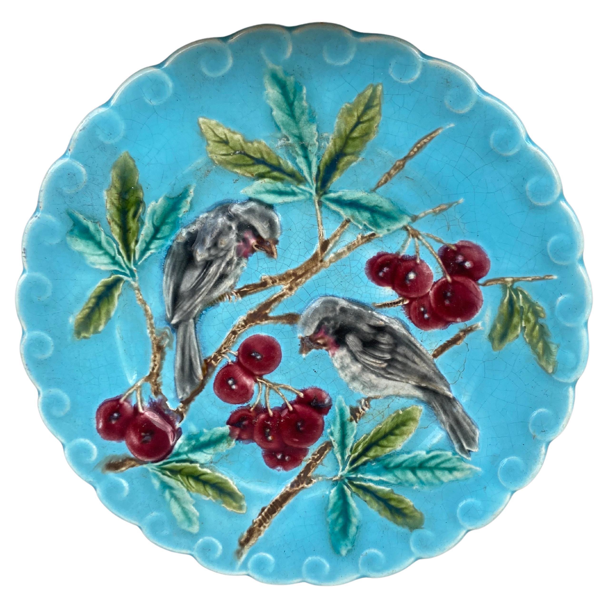 Assiette en majolique française en forme d'oiseau et de cerises Sarreguemines, datant d'environ 1880