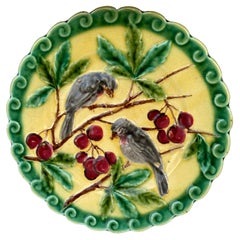 Sarreguemines-Teller aus Majolika mit Vogel und Kirschen aus Sarreguemines, um 1880