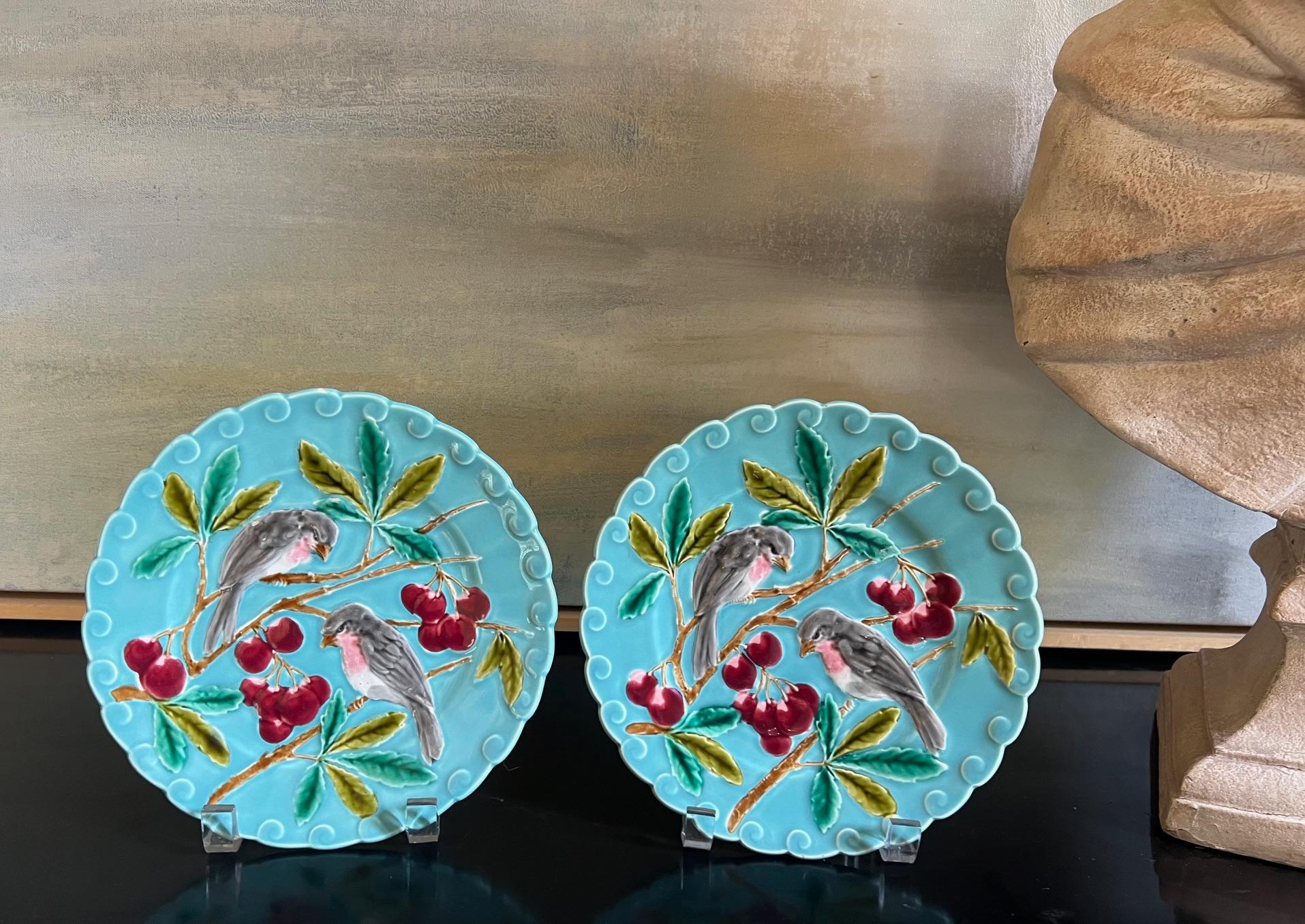Français Ensemble de 2 assiettes en majolique française avec oiseaux et cerises, vers 1900 en vente