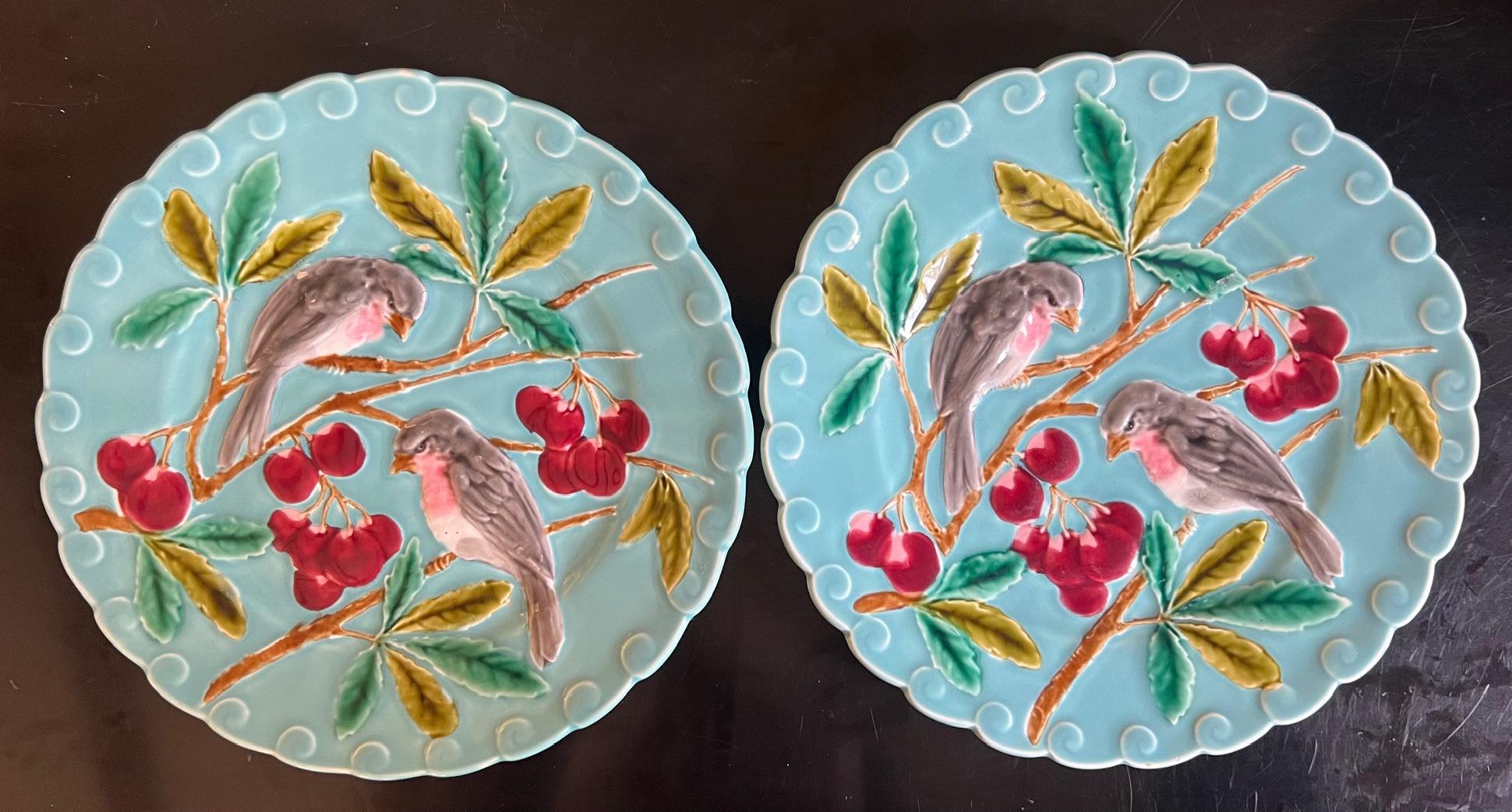Peint à la main Ensemble de 2 assiettes en majolique française avec oiseaux et cerises, vers 1900 en vente