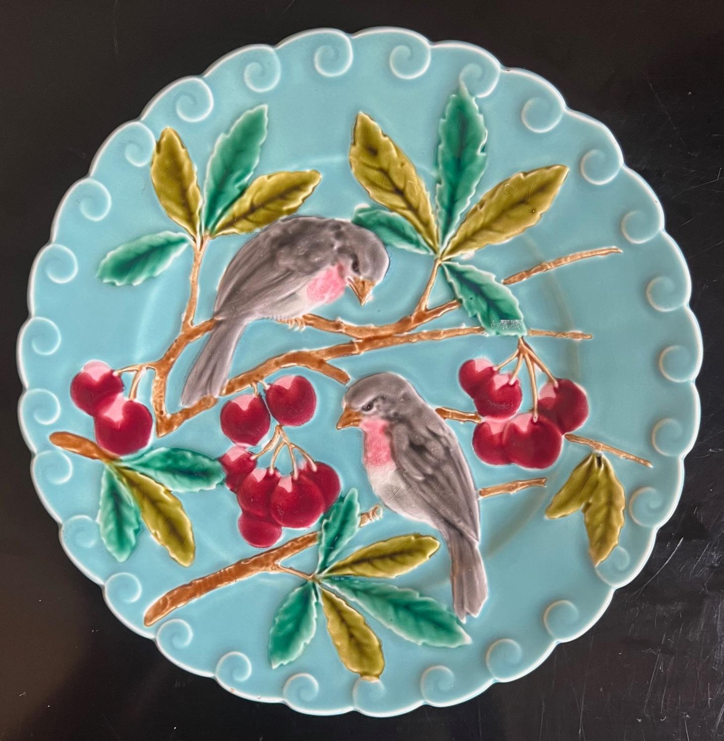 Ensemble de 2 assiettes en majolique française avec oiseaux et cerises, vers 1900 Bon état - En vente à Ross, CA