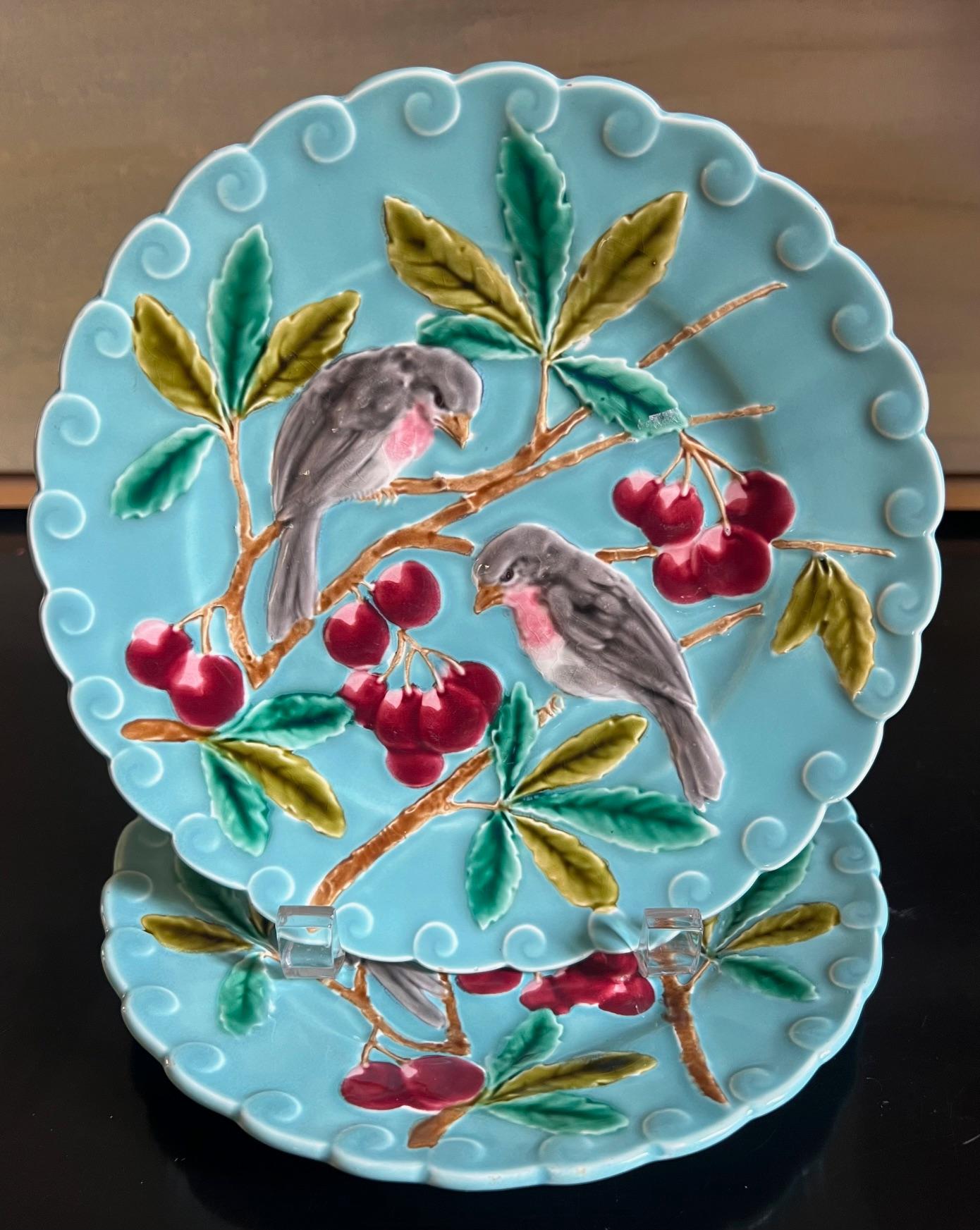 Début du 20ème siècle Ensemble de 2 assiettes en majolique française avec oiseaux et cerises, vers 1900 en vente