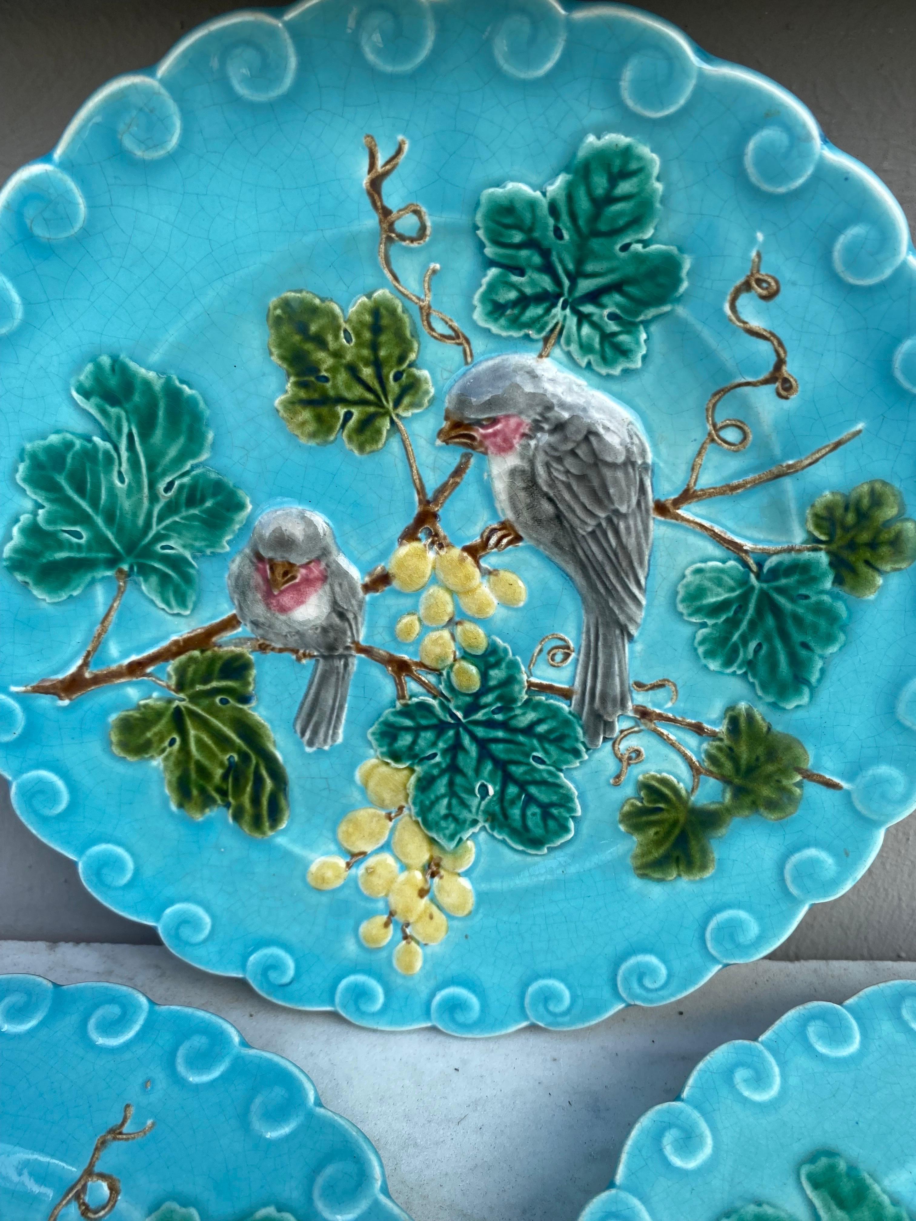 French Majolica Bird and Grapes Plate Sarreguemines, circa 1880 In Good Condition For Sale In Austin, TX