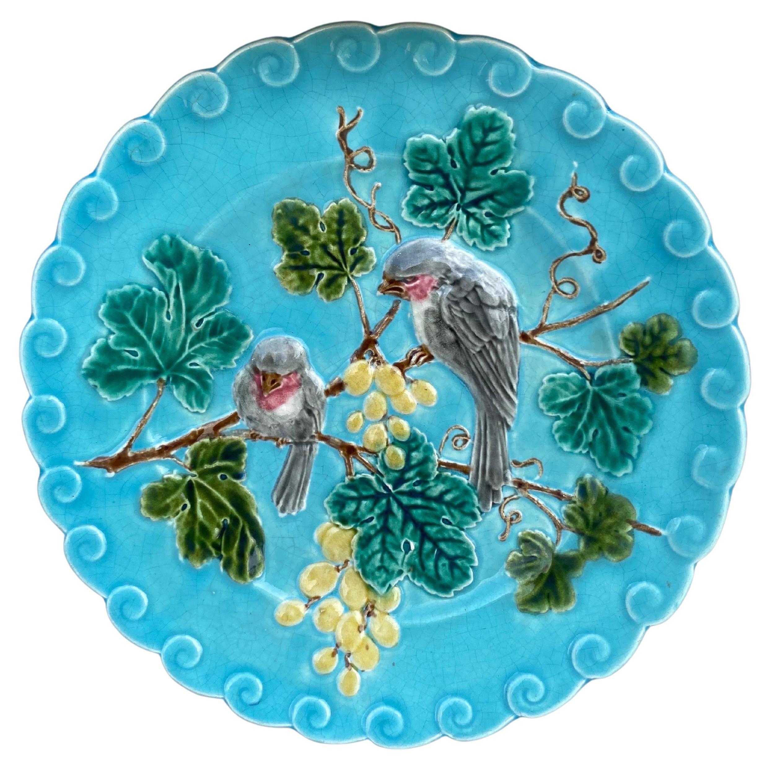 Sarreguemines-Teller aus Majolika mit Vogel und Trauben aus Sarreguemines, um 1880