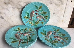 Assiette en majolique française avec oiseau et houx Sarreguemines, vers 1880