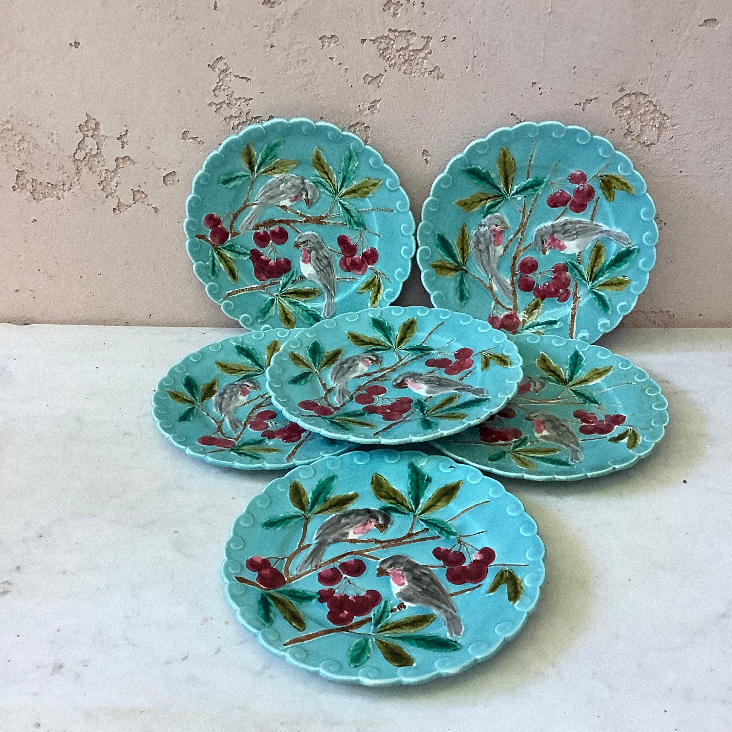 French Majolica Bird and Holly Plate Sarreguemines, circa 1880 In Good Condition In Austin, TX
