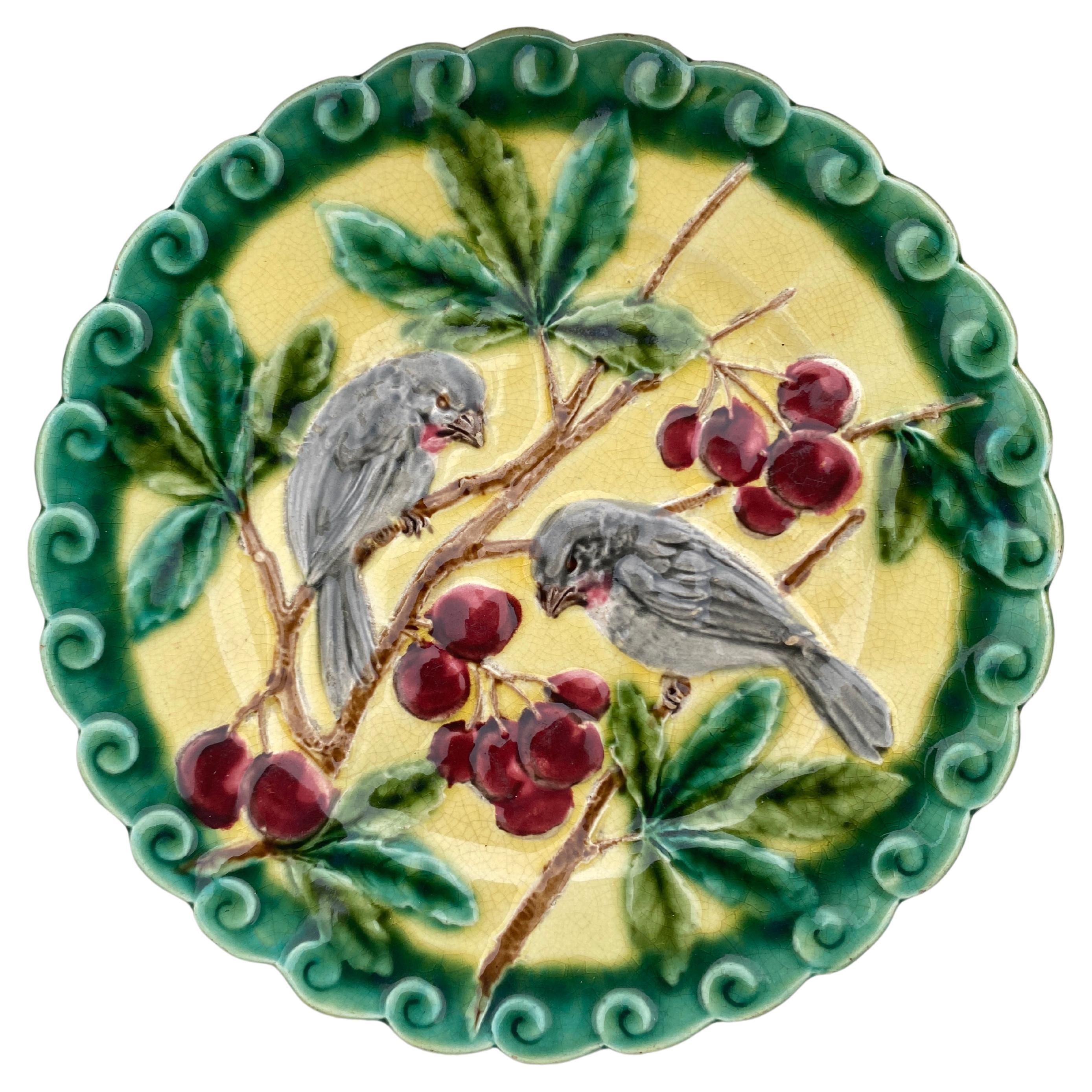 Französischer Majolikateller Vogel und Kirschen Sarreguemines, um 1880