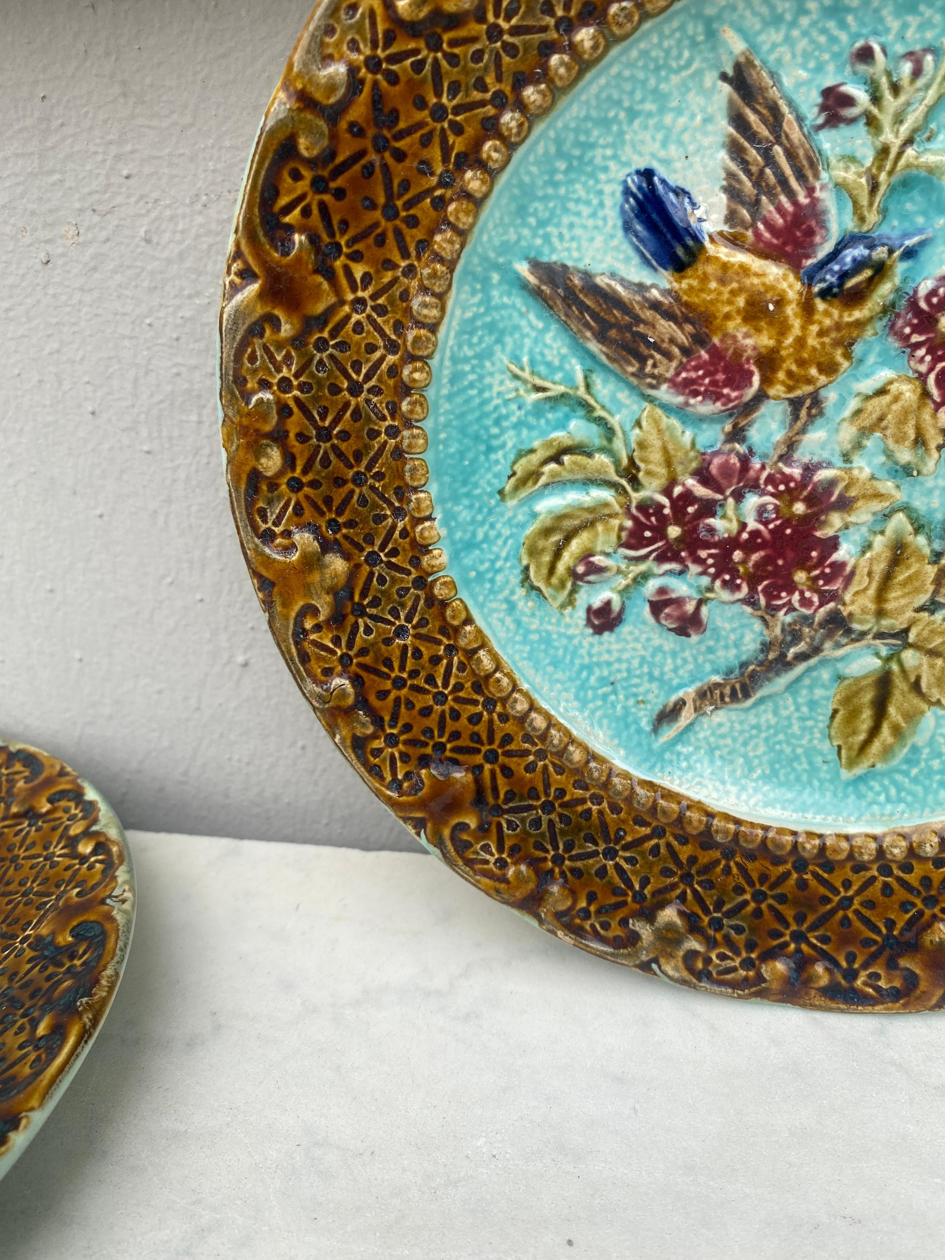 Assiette à oiseaux et fleurs en majolique française, Circa 1890.