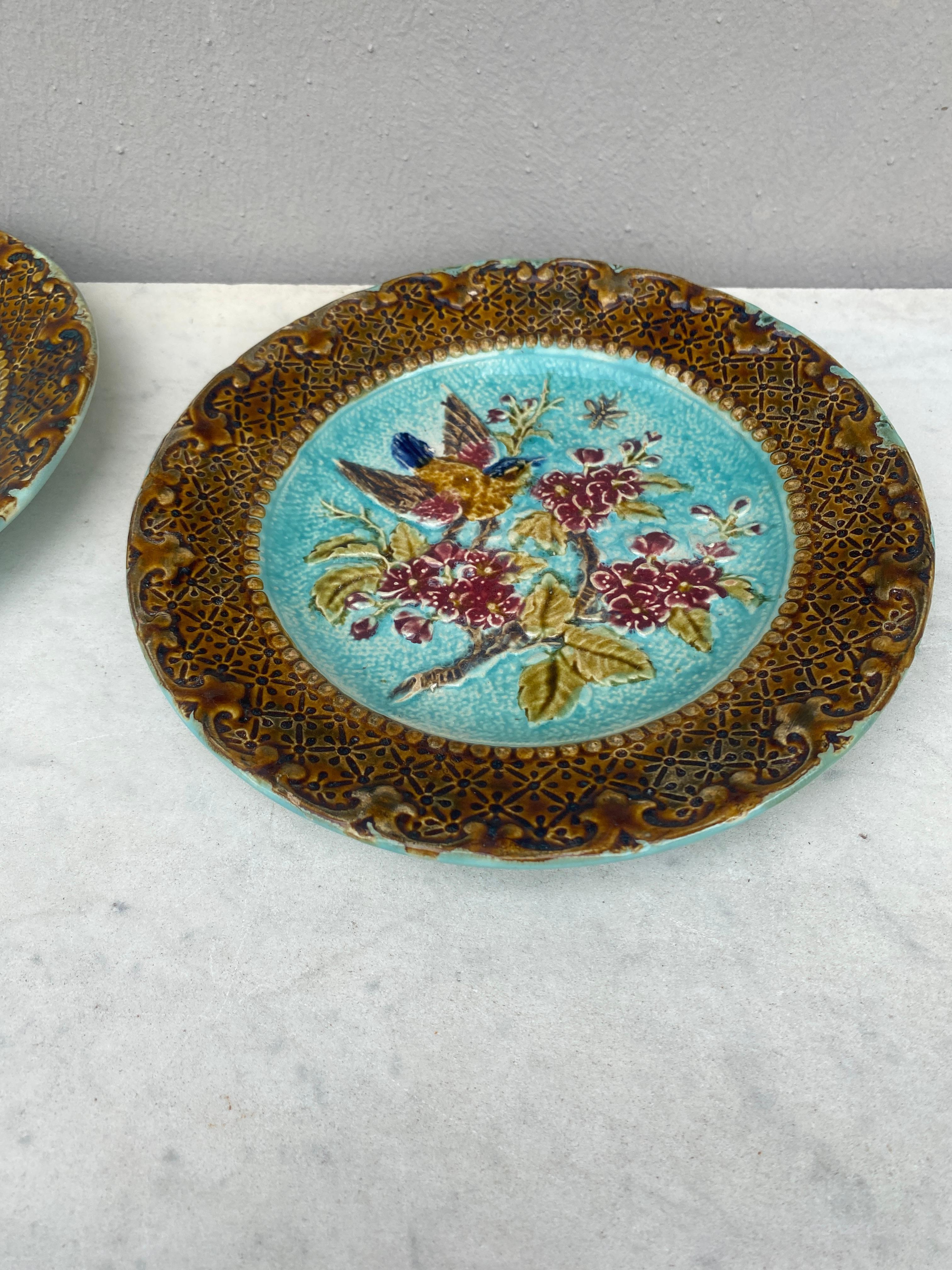 Rustique Assiette à fleurs et oiseaux en majolique française, vers 1890 en vente