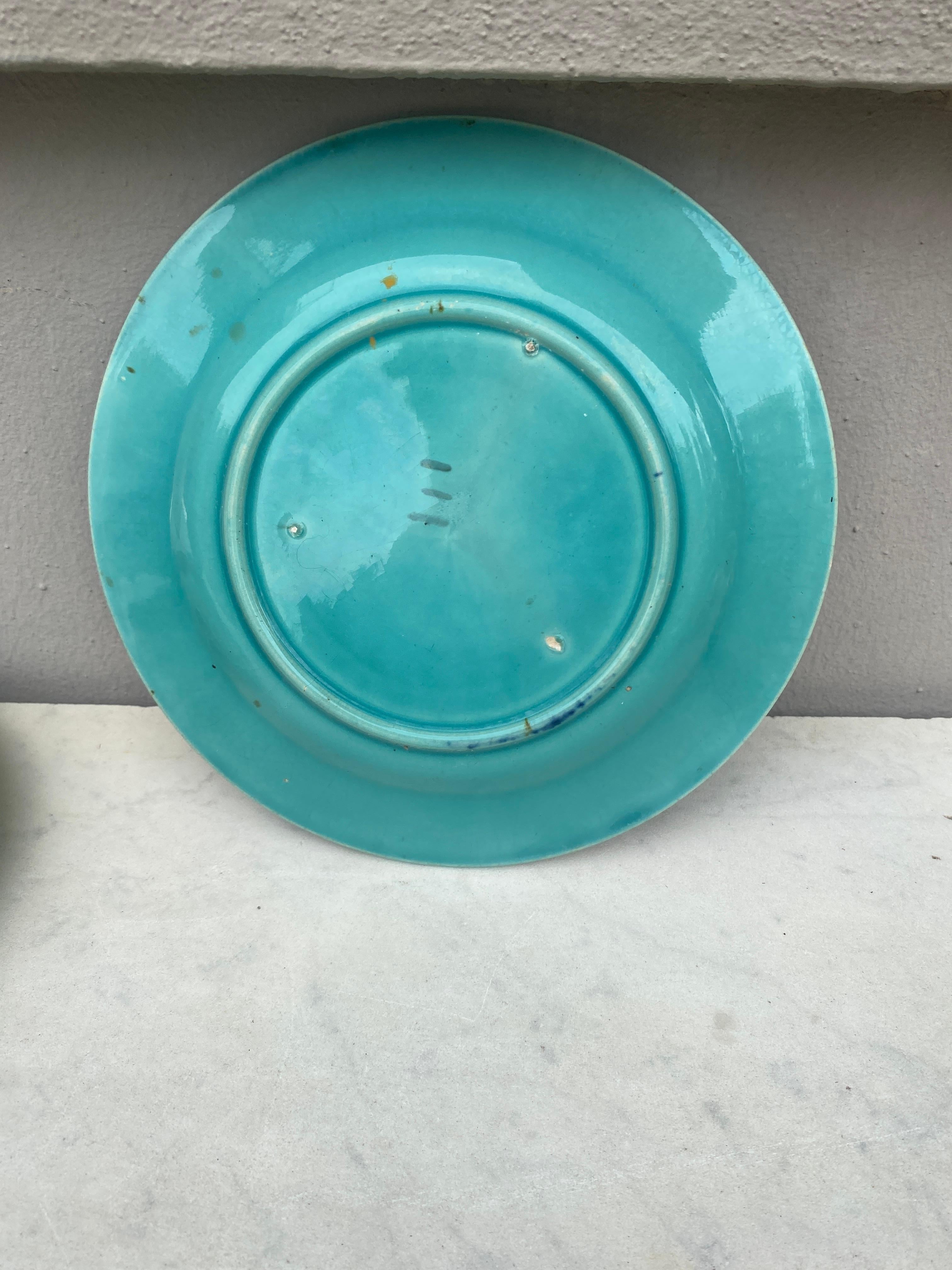 Français Assiette à fleurs et oiseaux en majolique française, vers 1890 en vente
