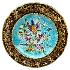 Piatto in maiolica francese con uccelli e fiori, CIRCA 1890