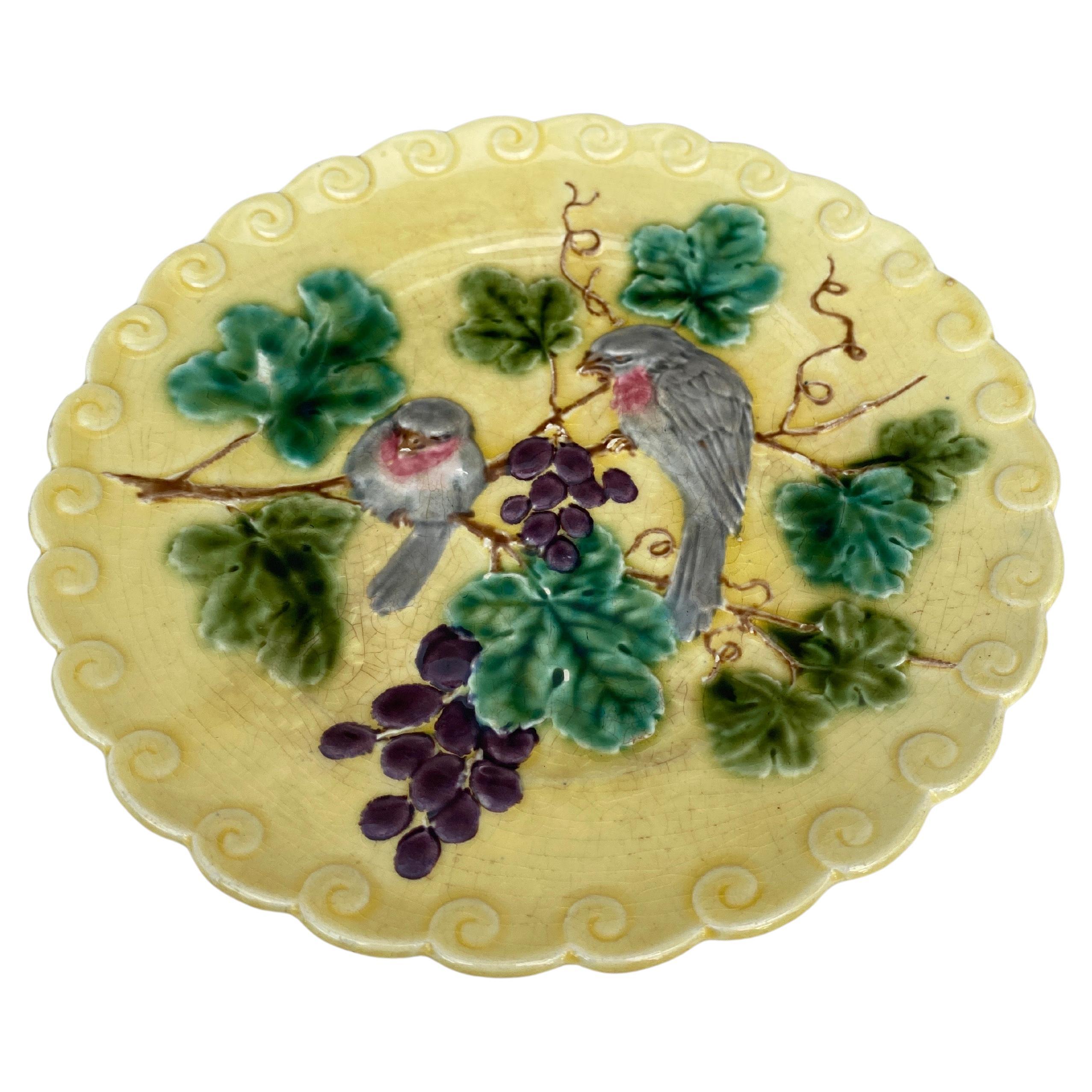 Assiette en majolique française à l'oiseau et aux raisins signée Sarreguemines, vers 1880.
Fond jaune très rare,