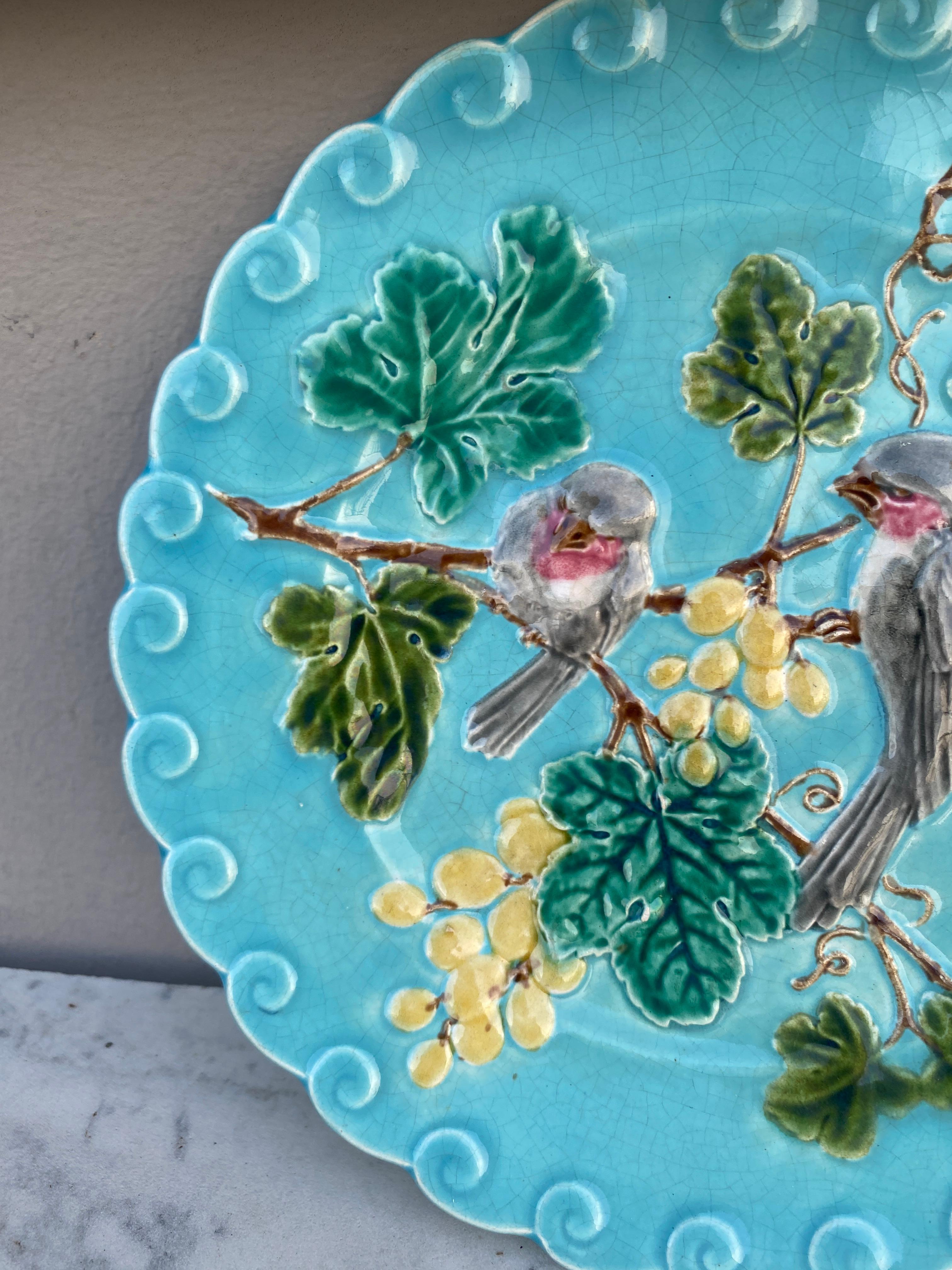 French Majolica Bird & Grapes Plate Sarreguemines, circa 1880 In Good Condition For Sale In Austin, TX