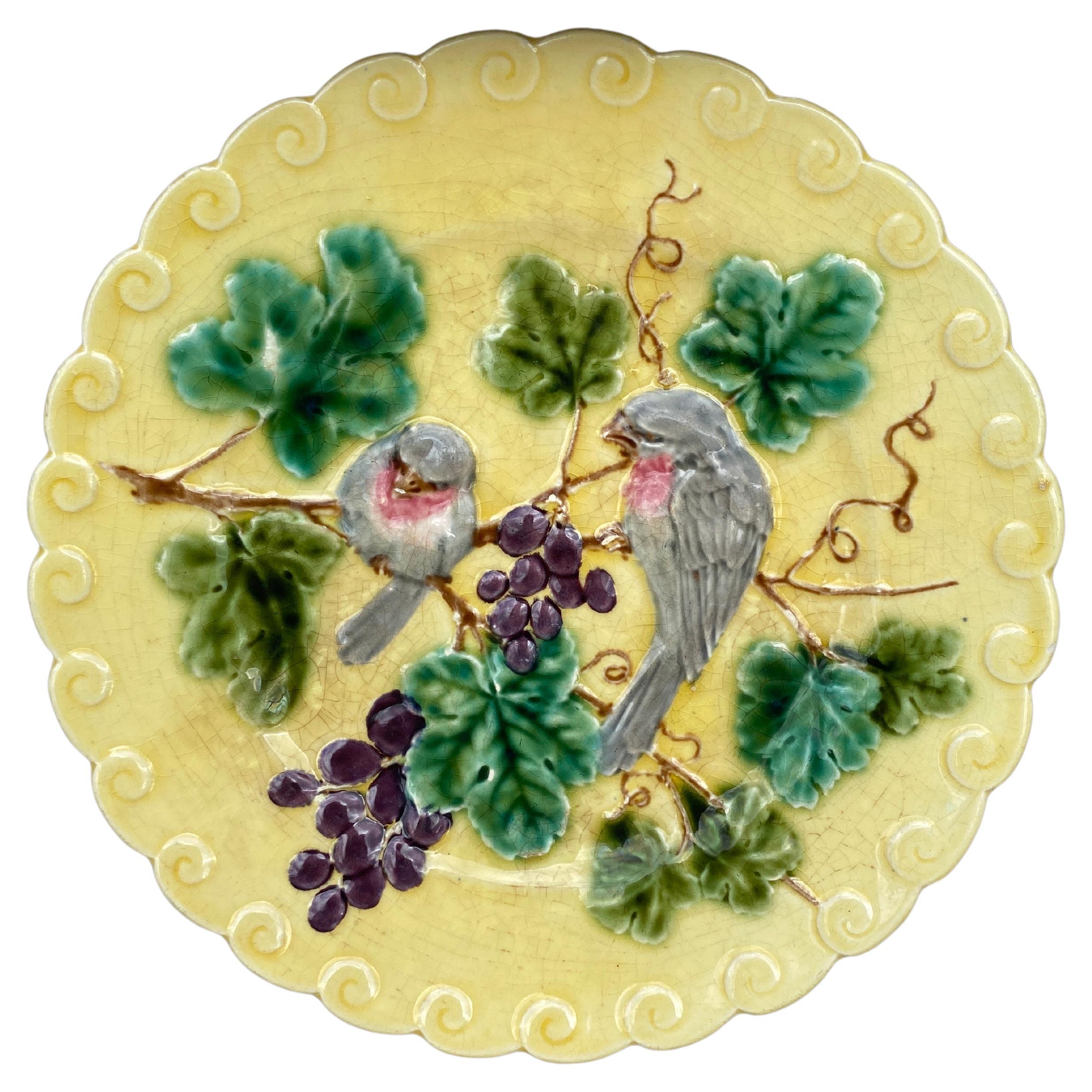 Assiette à oiseaux et raisins en majolique française Sarreguemines, vers 1880