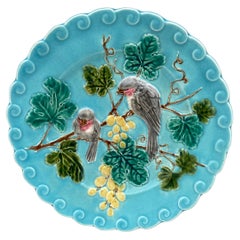 Assiette à oiseaux et raisins en majolique française Sarreguemines, vers 1880