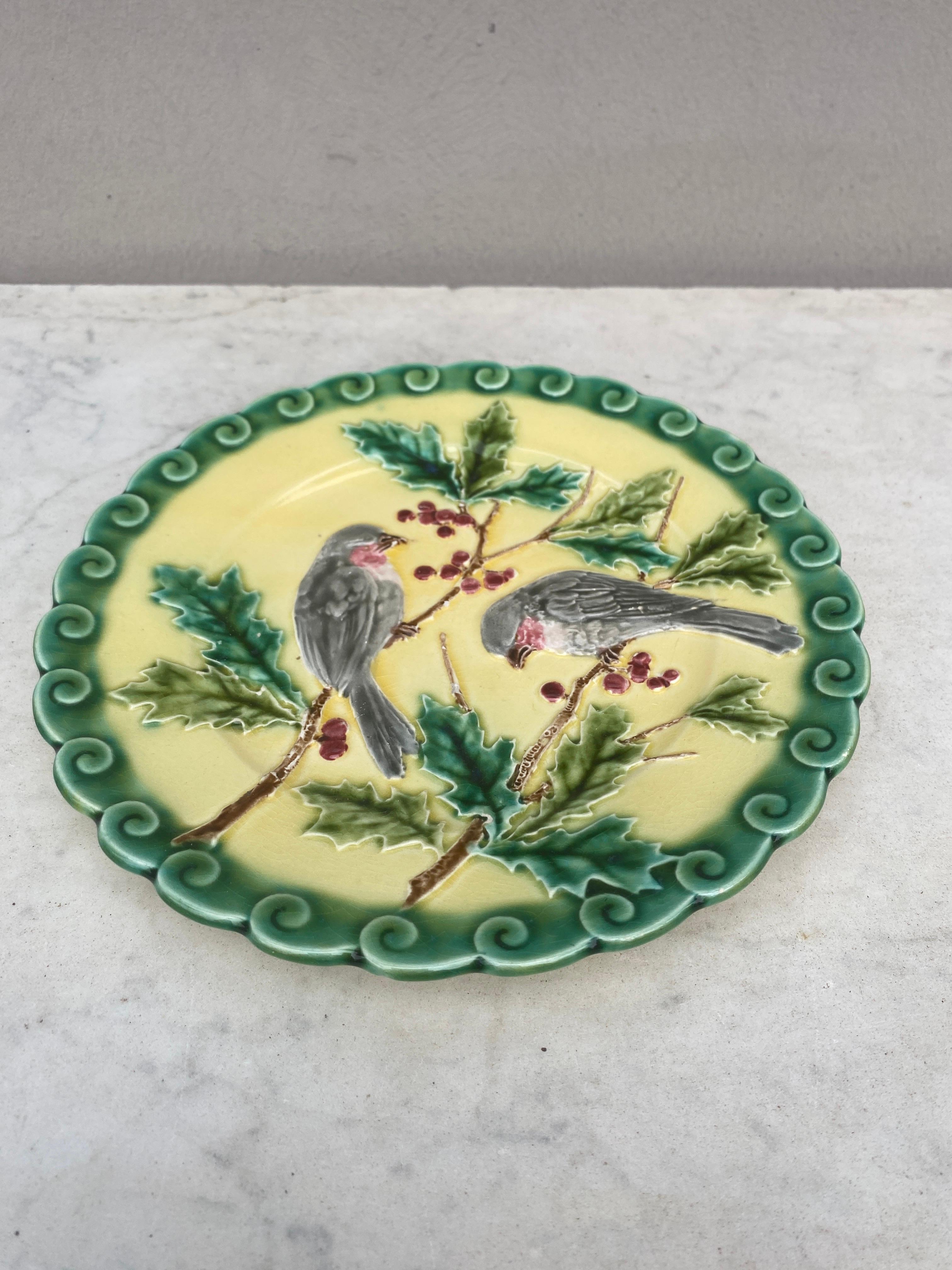 Assiette en majolique française à l'oiseau et au houx signée Sarreguemines, vers 1880.