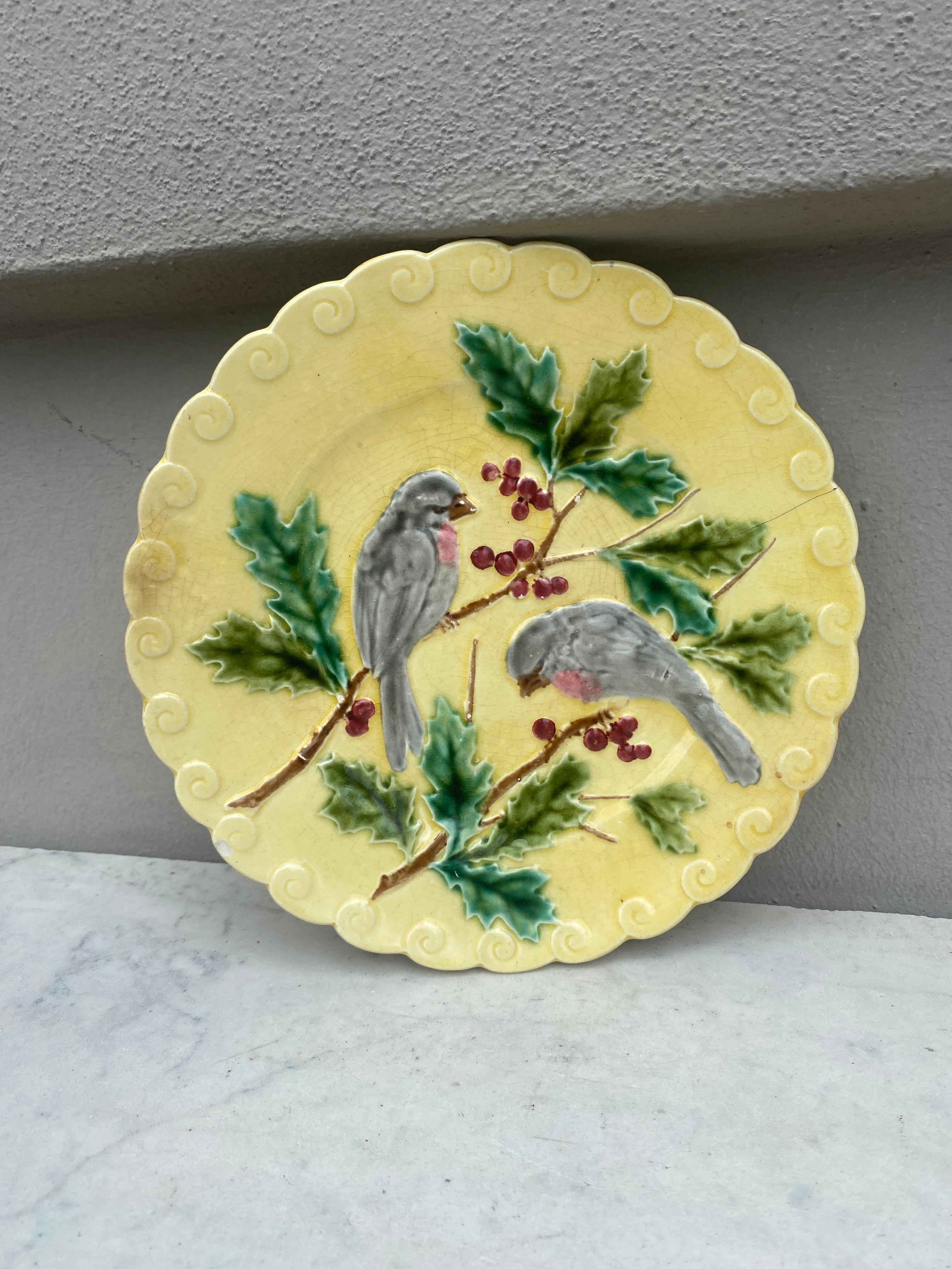 Französischer Majolikateller mit Vogel und Stechpalme Sarreguemines, um 1880.
Ein Haaransatz.