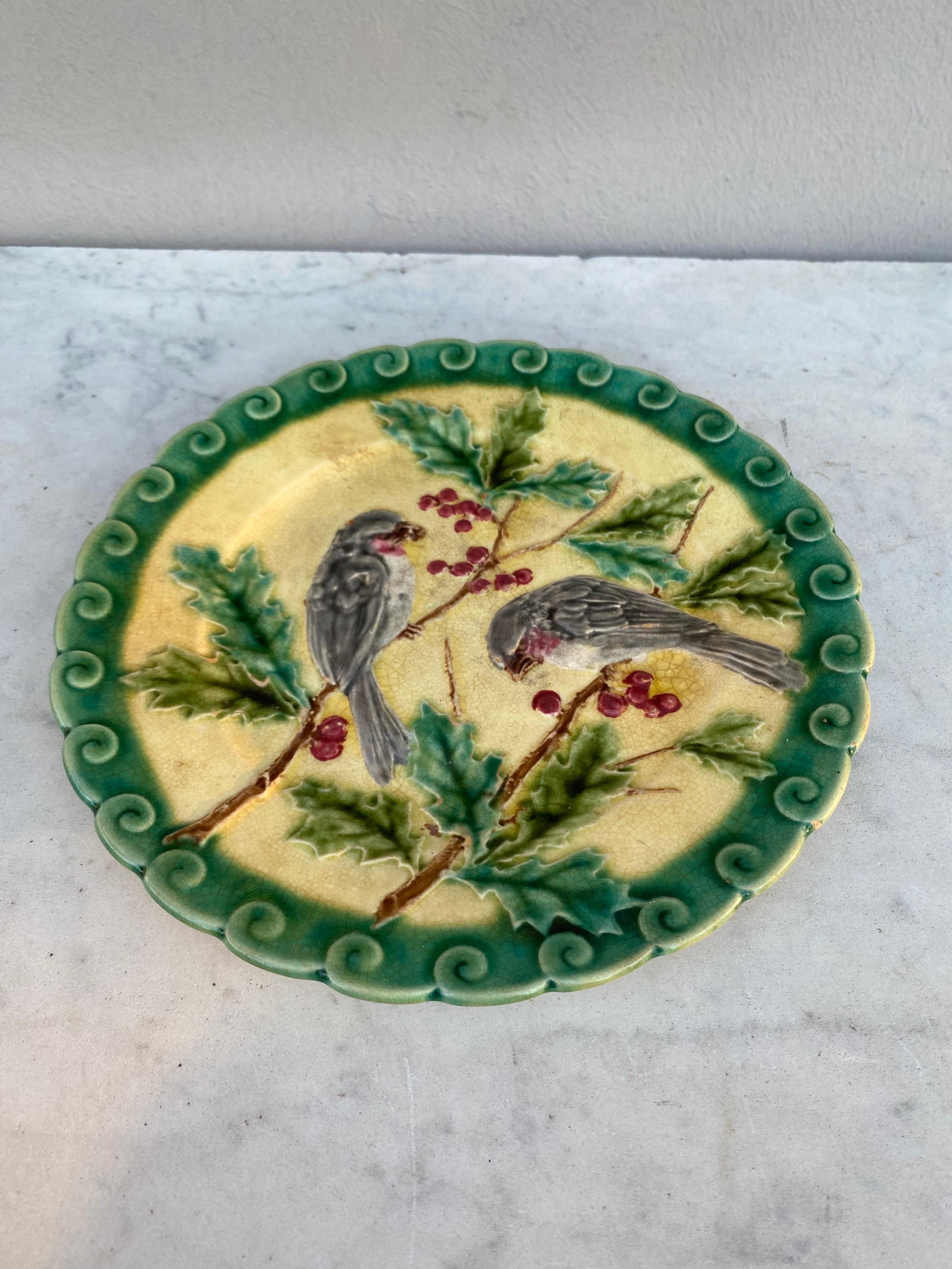 Französischer Majolika-Teller mit Vogel- und Hollenmotiv aus Sarreguemines, um 1880 (Französische Provence) im Angebot