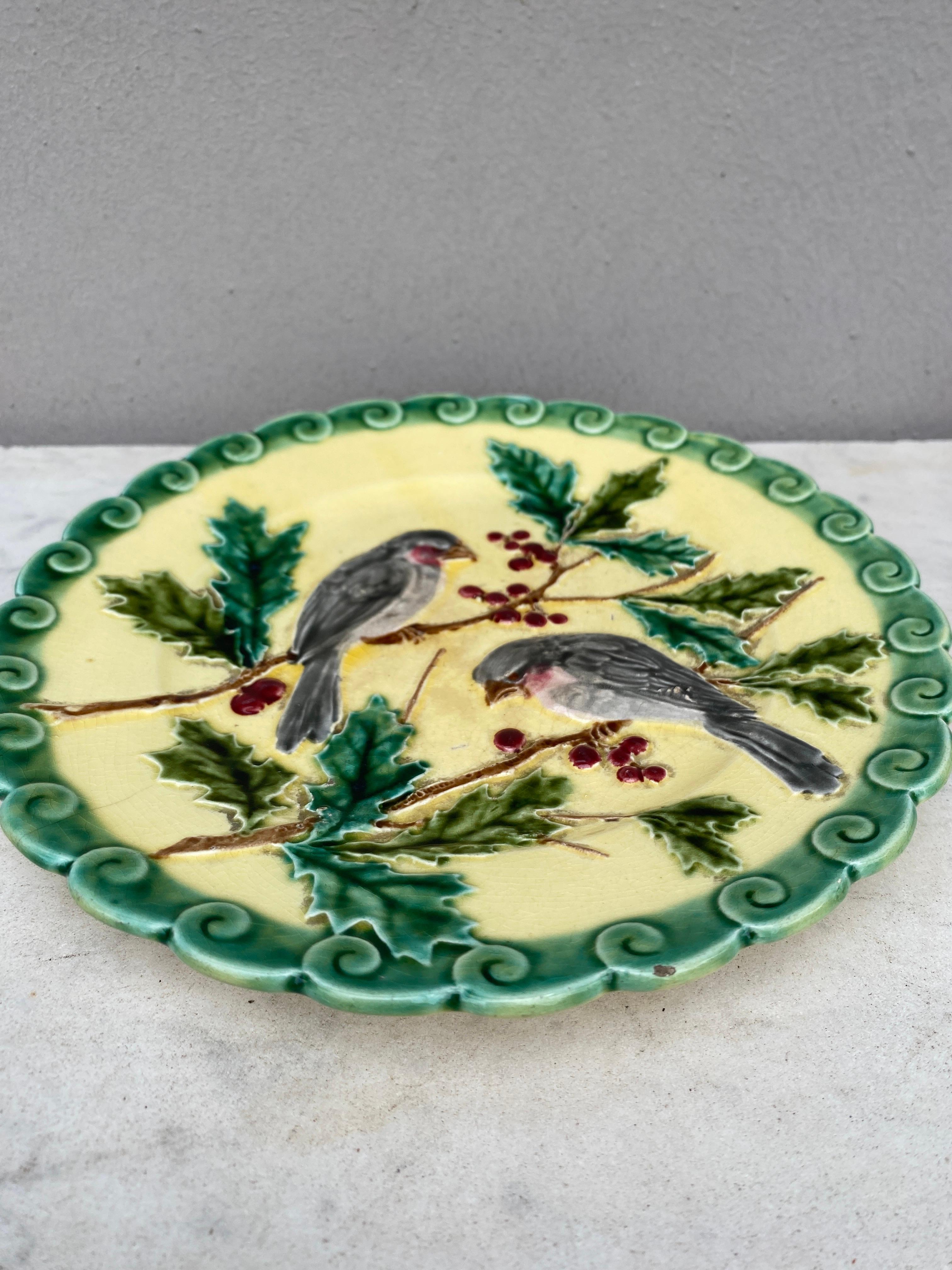 Französischer Majolika-Teller mit Vogel- und Hollenmotiv aus Sarreguemines, um 1880 (Französische Provence) im Angebot