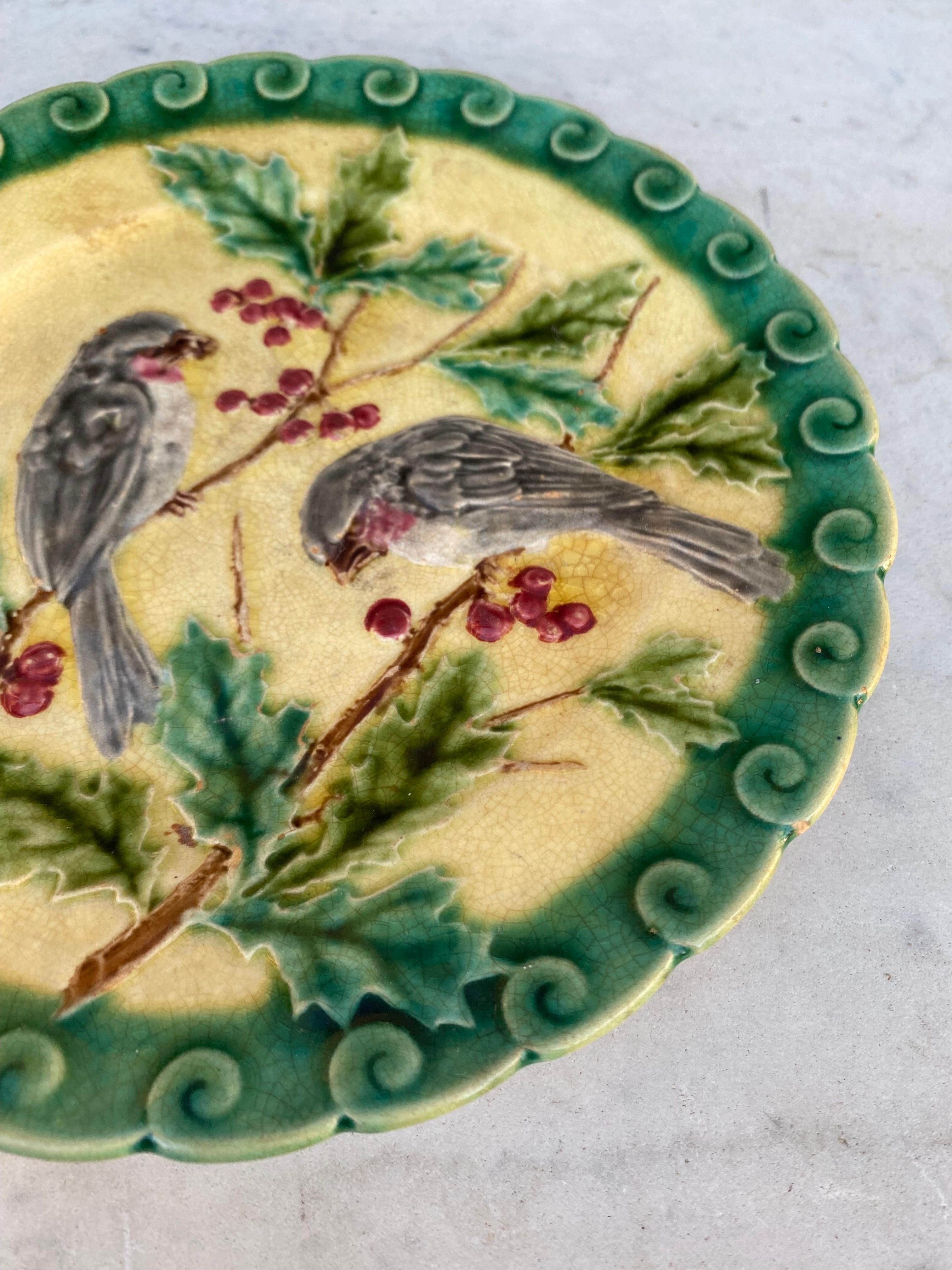 Französischer Majolika-Teller mit Vogel- und Hollenmotiv aus Sarreguemines, um 1880 im Zustand „Gut“ im Angebot in Austin, TX