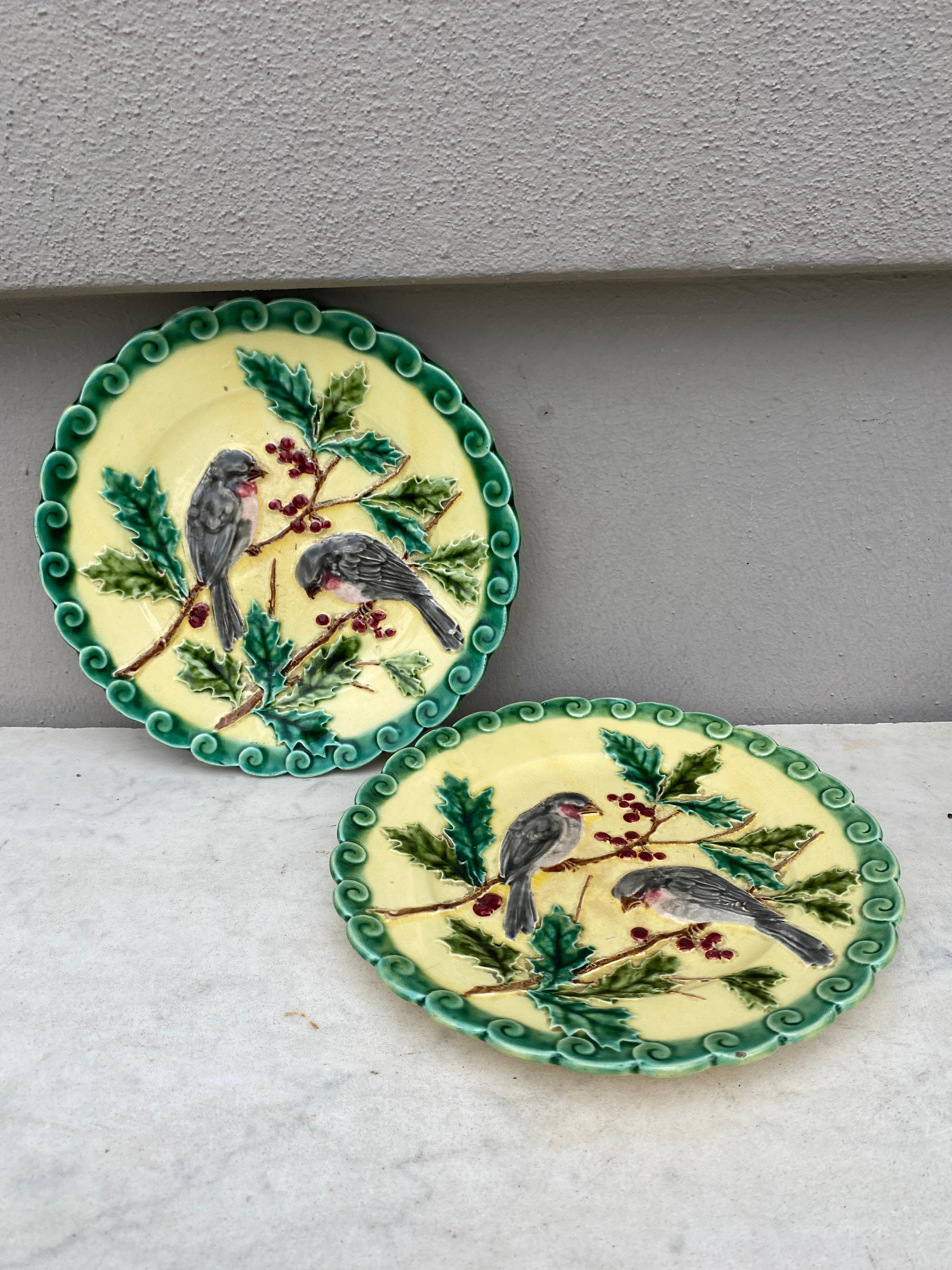 French Majolica Bird & Holly Plate Sarreguemines, circa 1880 In Good Condition For Sale In Austin, TX