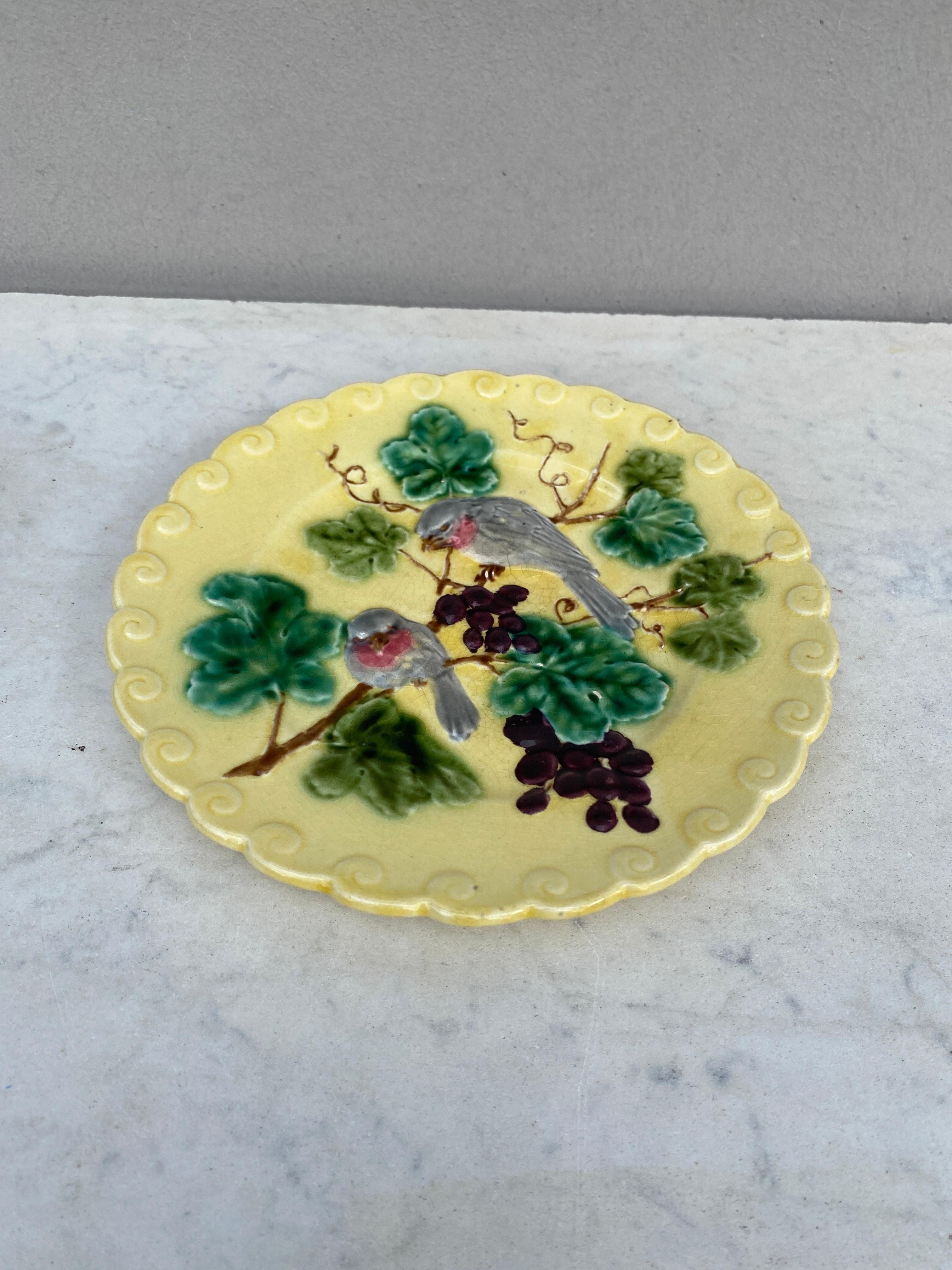 French Majolica Bird & Holly Plate Sarreguemines, circa 1880 In Good Condition For Sale In Austin, TX