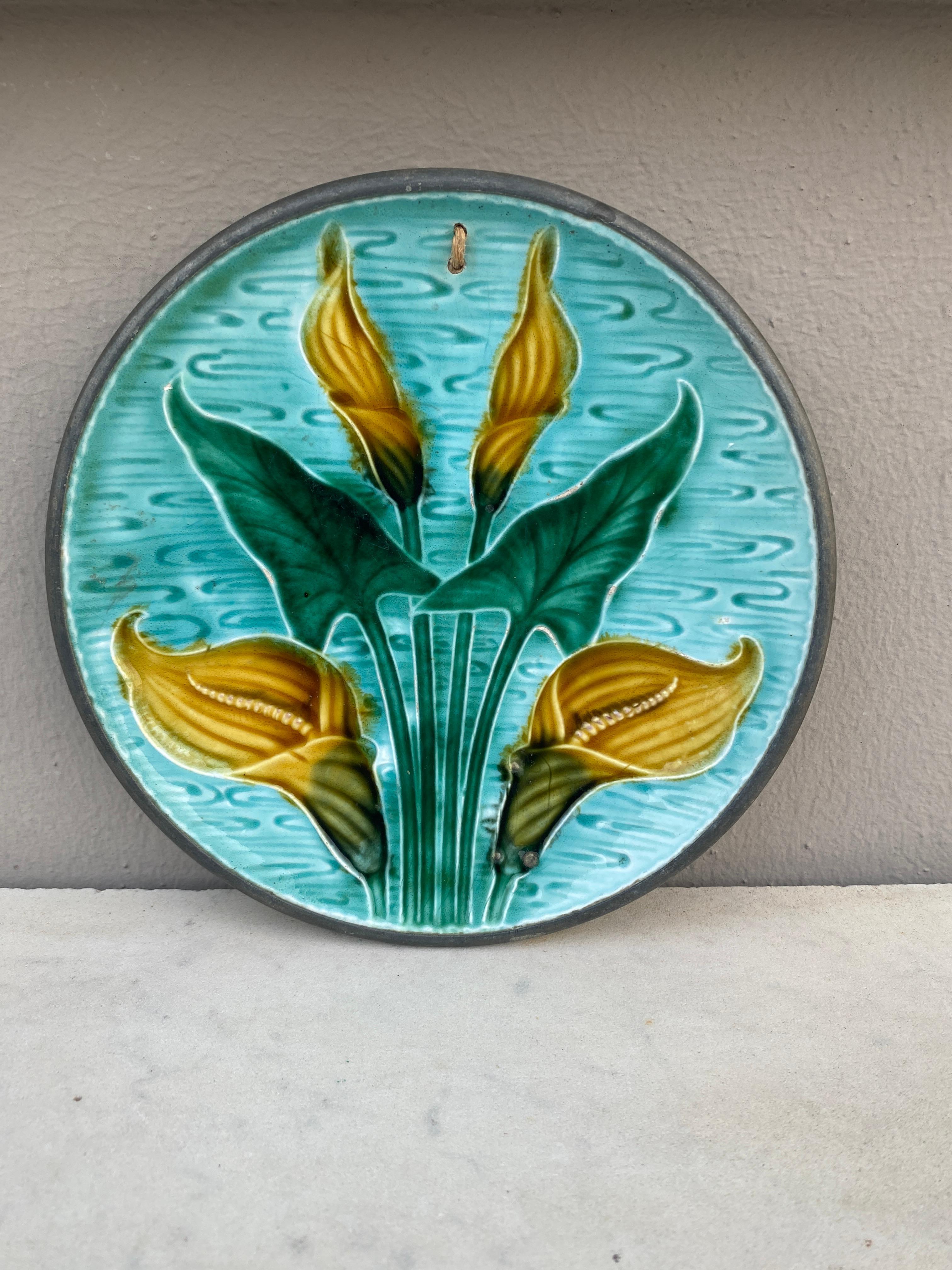 Français Assiette en majolique française avec oiseaux et houx, Sarreguemines, vers 1880 en vente