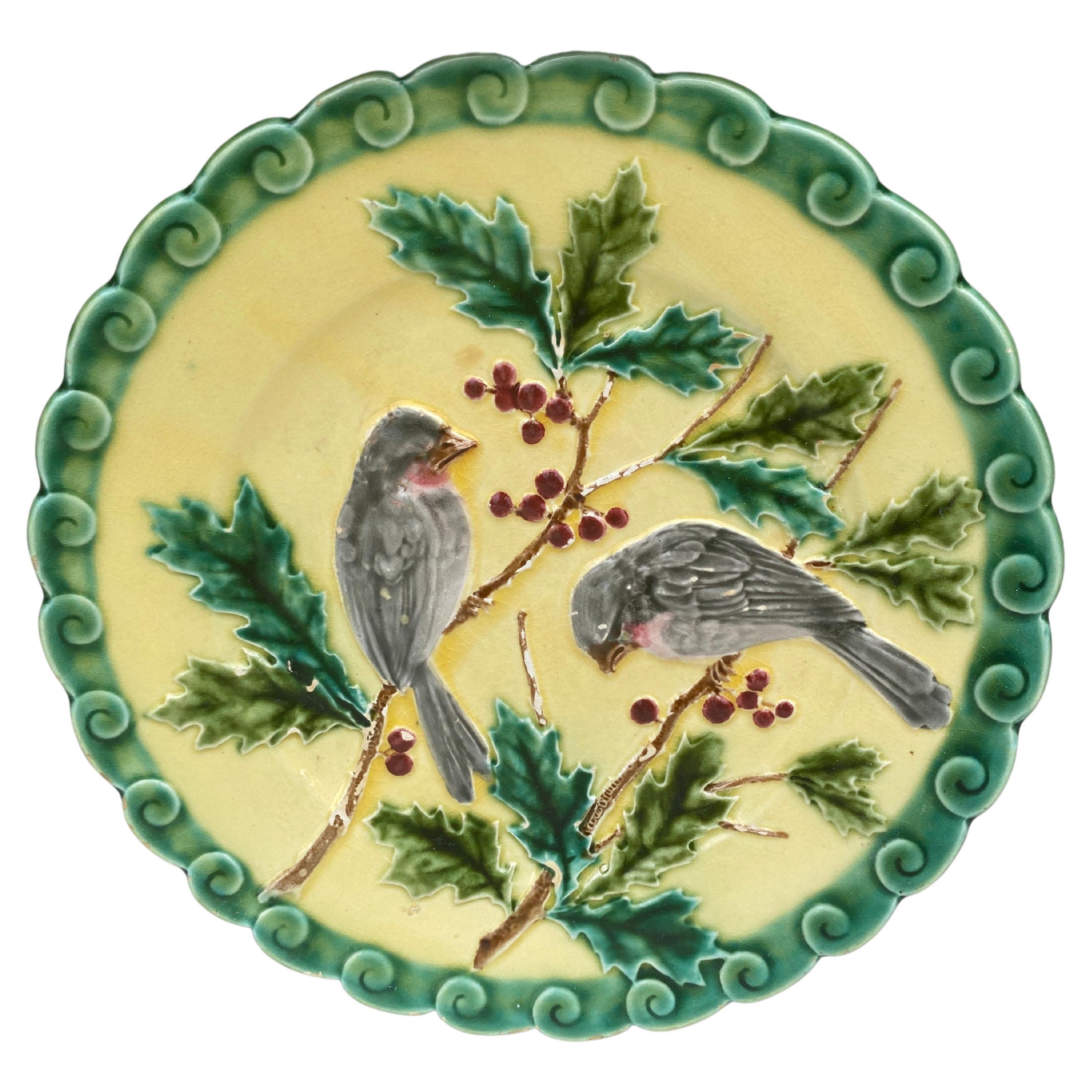 Assiette en majolique française avec oiseaux et houx, Sarreguemines, vers 1880