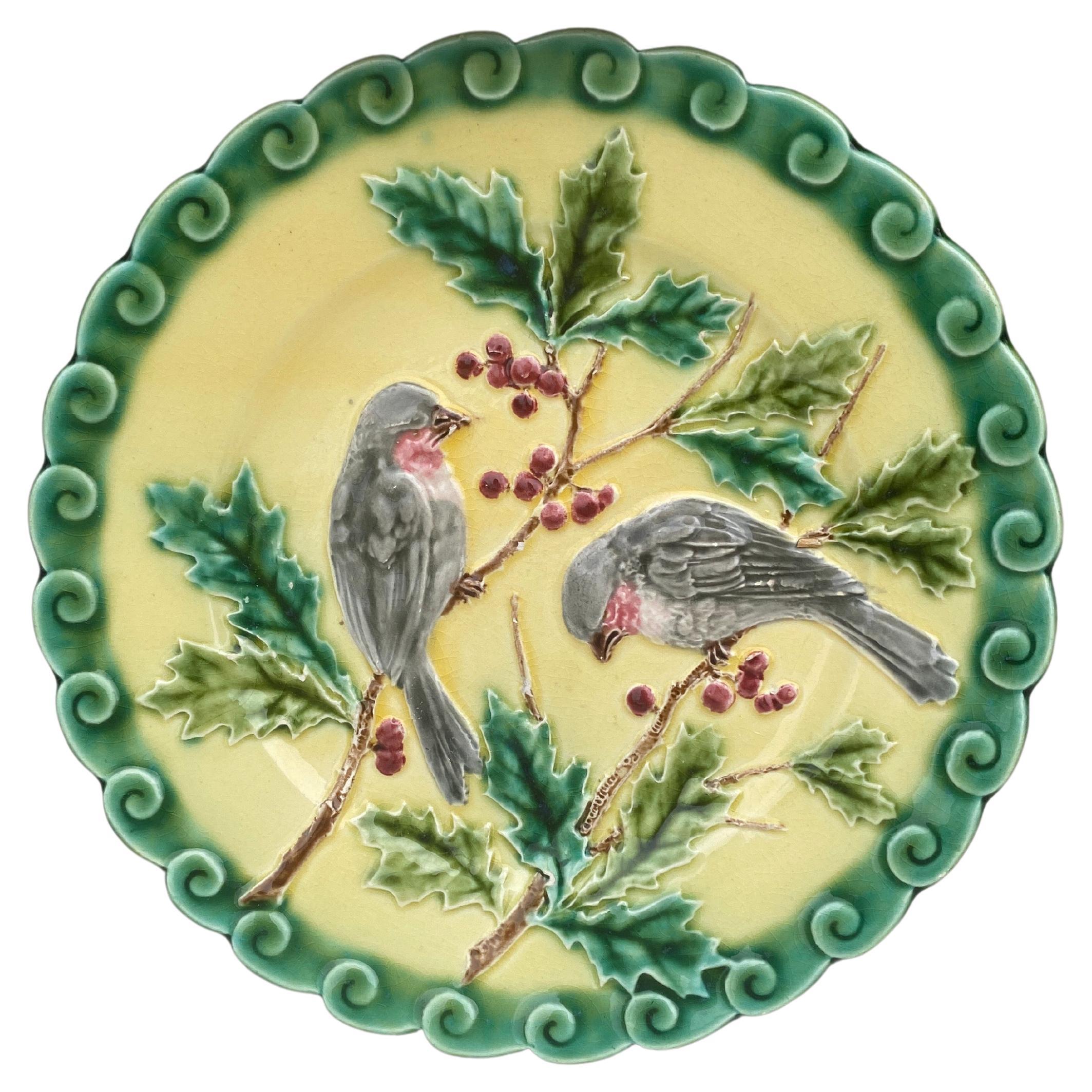 Assiette en majolique française avec oiseaux et houx, Sarreguemines, vers 1880 en vente