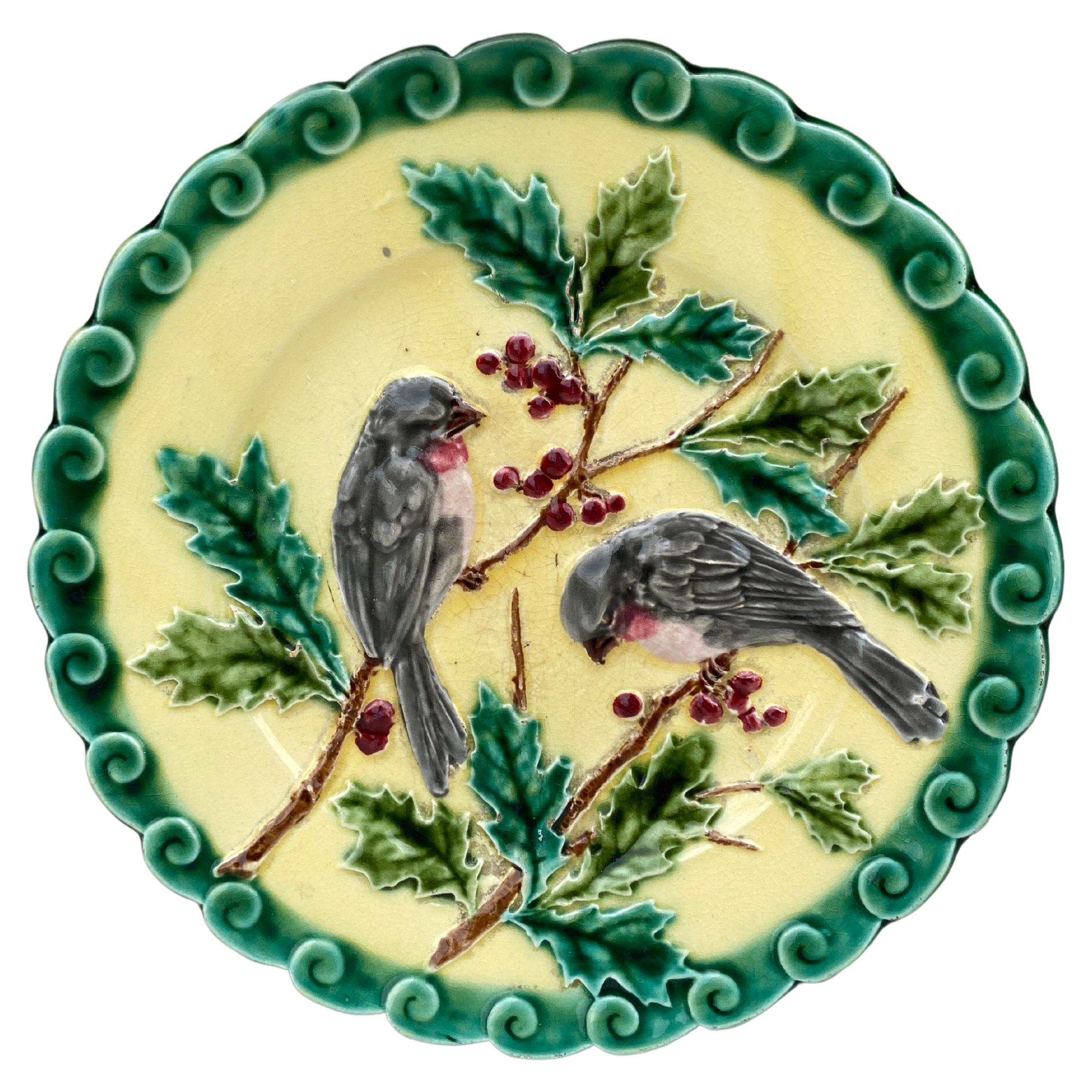 Assiette en majolique française avec oiseaux et houx, Sarreguemines, vers 1880 en vente