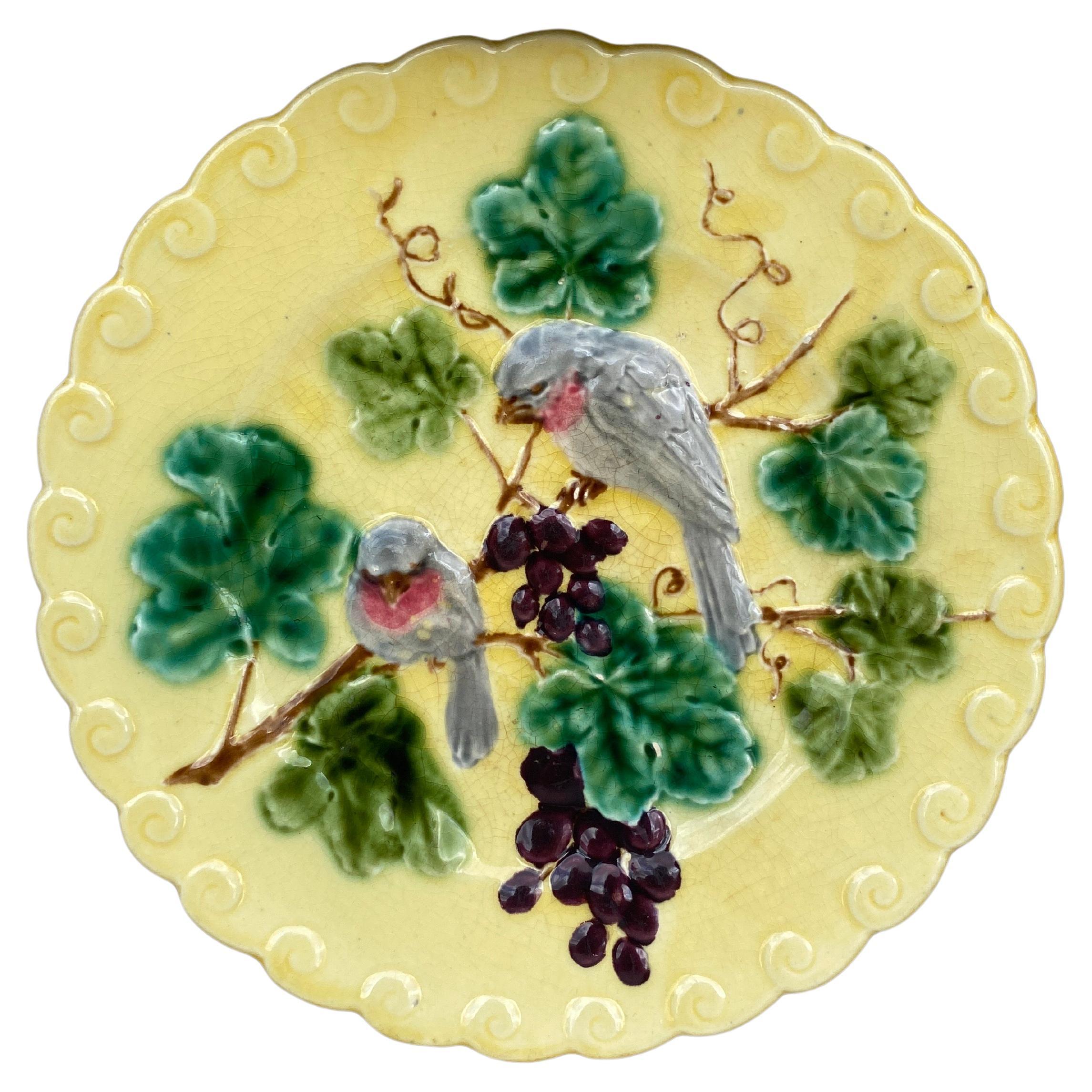 Assiette en majolique française avec oiseaux et houx, Sarreguemines, vers 1880 en vente