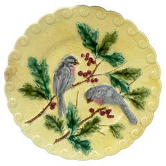 Piatto in maiolica francese con uccello e agrifoglio Sarreguemines, 1880 circa