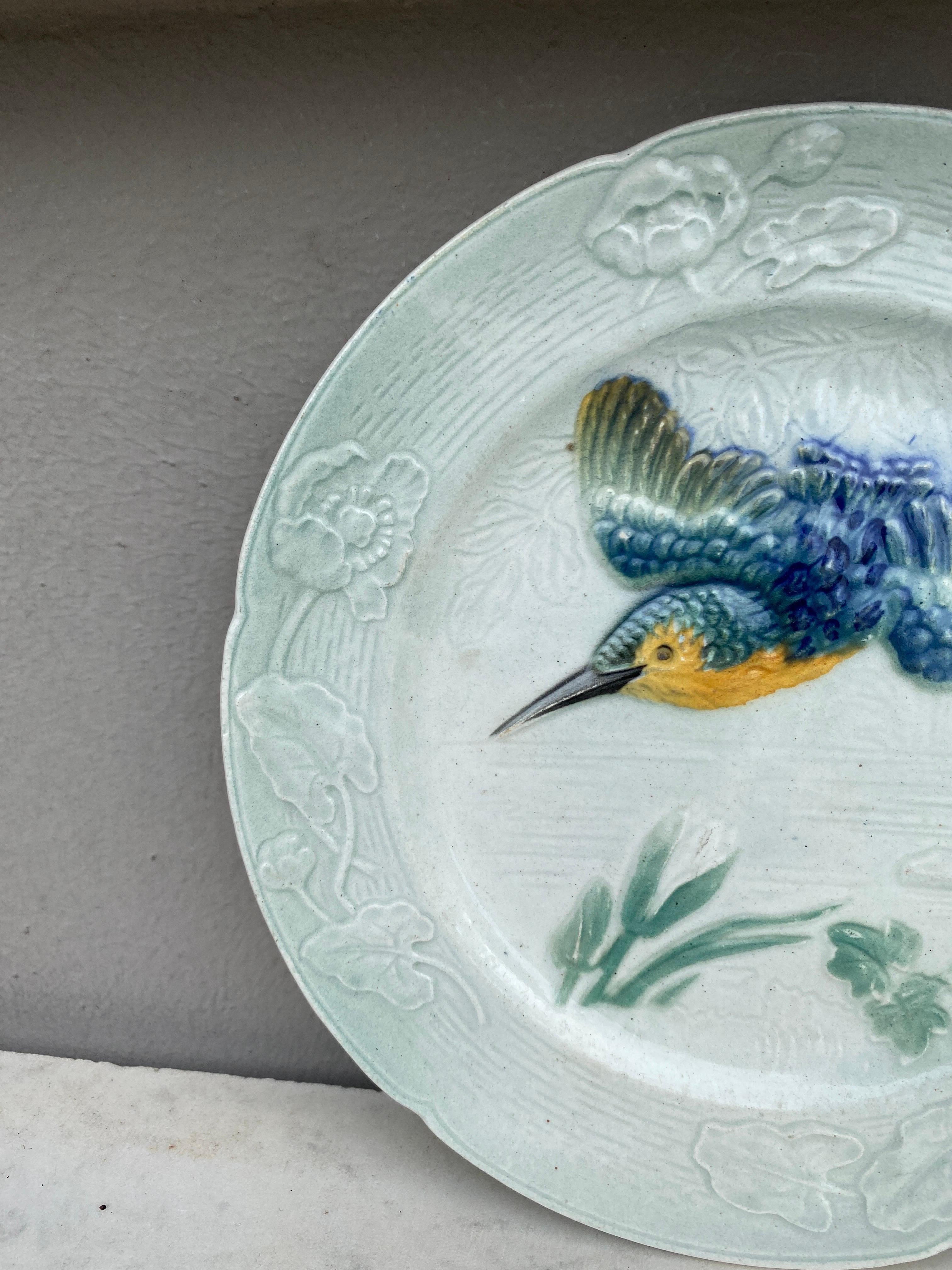 Assiette à oiseaux en majolique française Keller & Guerin Saint Clement vers 1900.