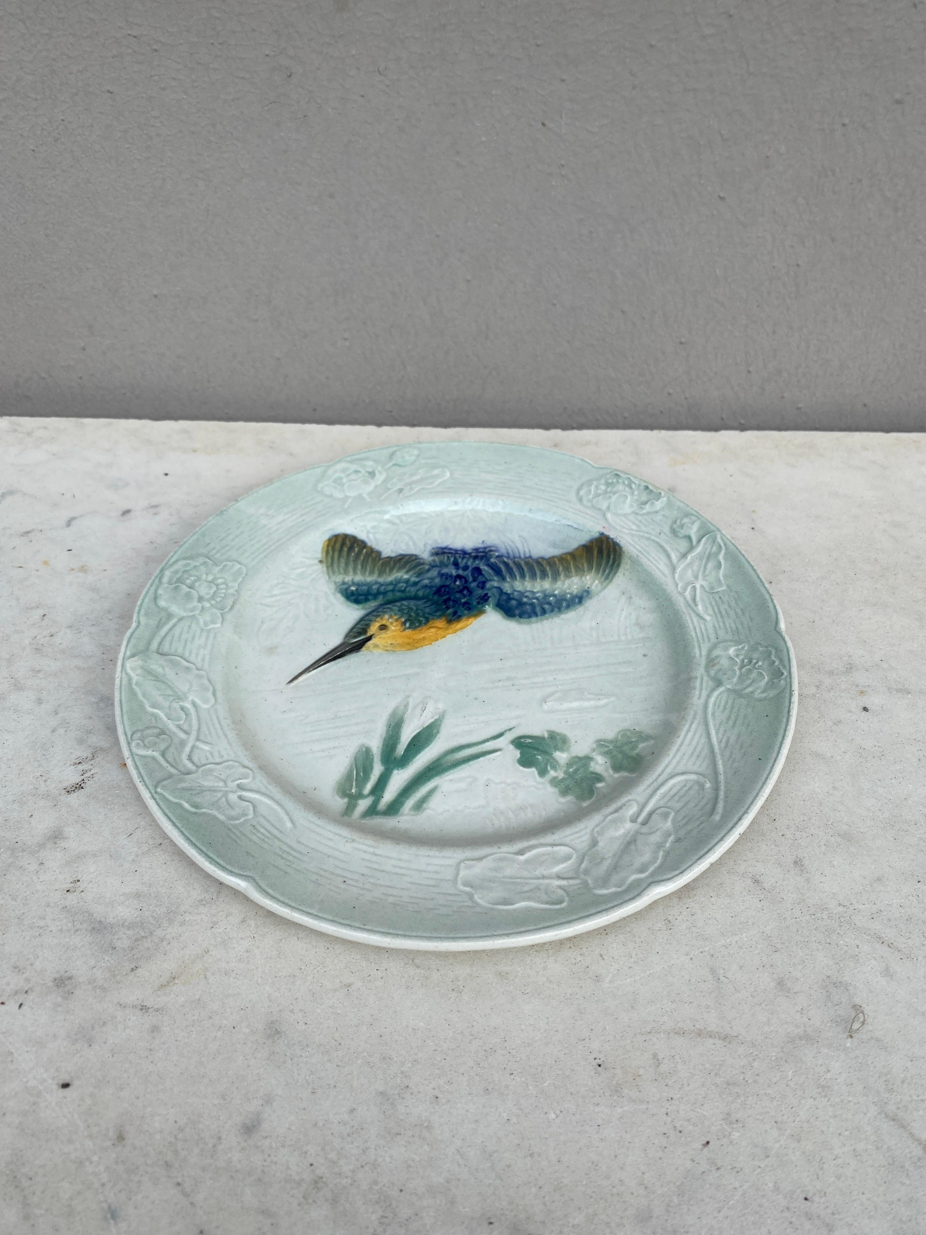 French Majolica Bird Plate Keller & Guerin Saint Clement circa 1900 In Good Condition For Sale In Austin, TX