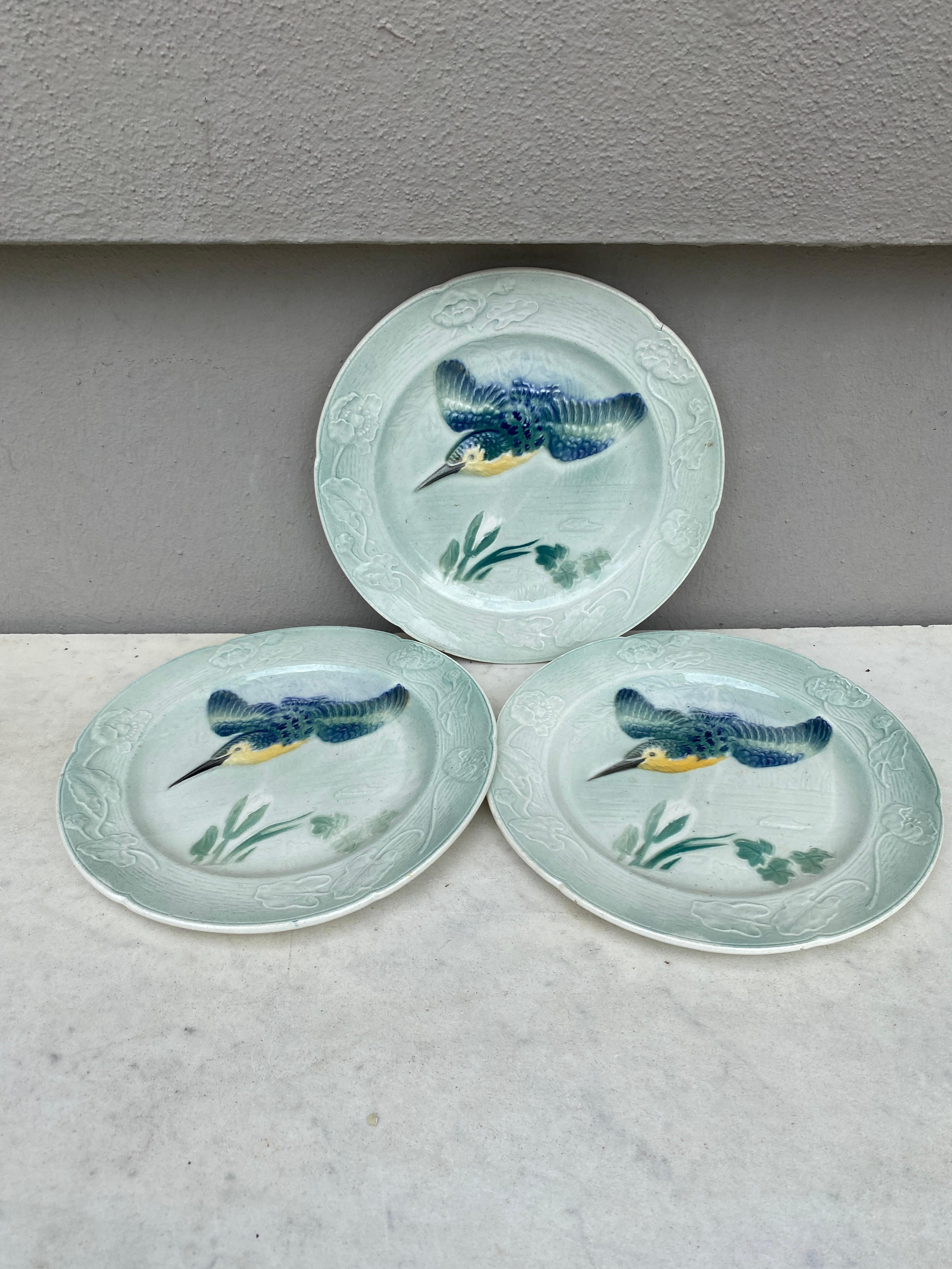 French Majolica Bird Plate Keller & Guerin Saint Clement circa 1900 In Good Condition For Sale In Austin, TX