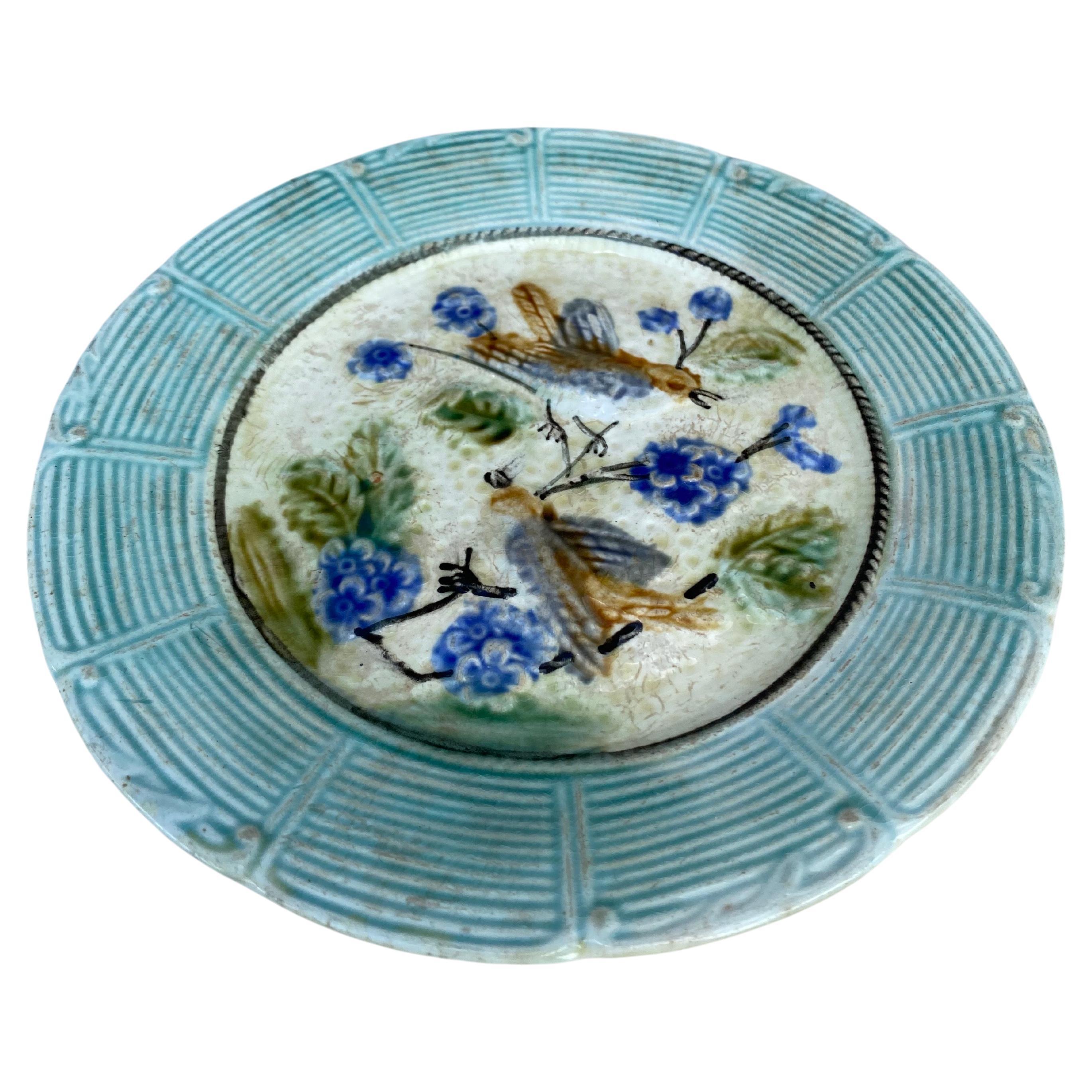 Assiette en majolique oiseaux avec fleurs bleues Onnaing, vers 1890.
