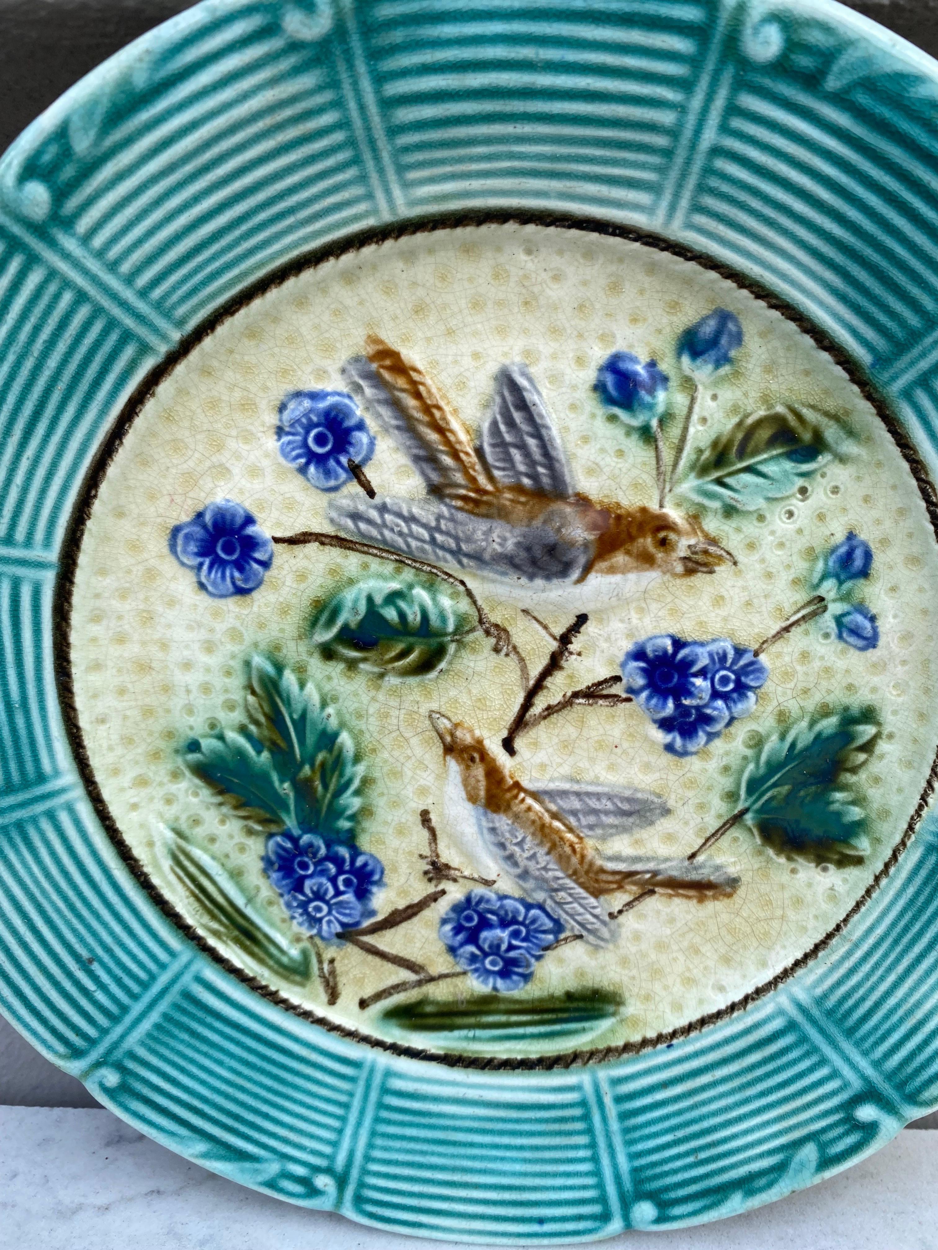 Rustique Assiette à oiseaux en majolique française Onnaing, vers 1890 en vente